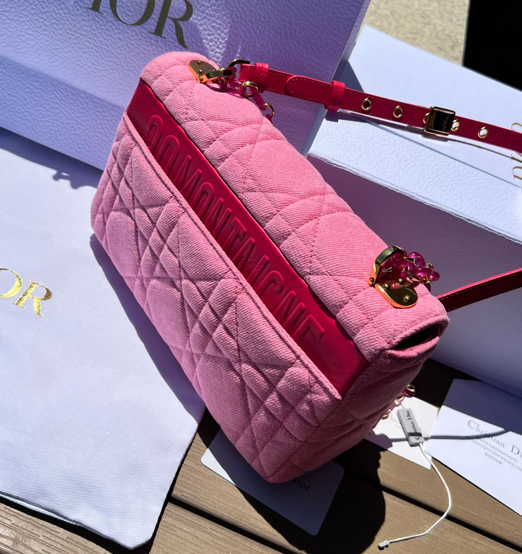 Top upgraded version💰1900 Size: 25.5×15.5×8cm Dior overseas channel resources exclusively offer Caro handbag❗️This Dior Caro handbag combines modern fashion with classic elegance, highlighting the popular style of the series. Crafted from bright pink denim, it features original quilted-effect oversized cannage topstitching and a flap embellished with a neon pink transparent resin knob-style "CD" clasp. Medium style, equipped with a detachable metal and transparent resin "CD" chain shoulder strap, which can be carried by hand, shoulder or cross-body. It can also be replaced with Dor's embroidered wide shoulder strap to embellish daily looks or add a bright finishing touch to evening wear.