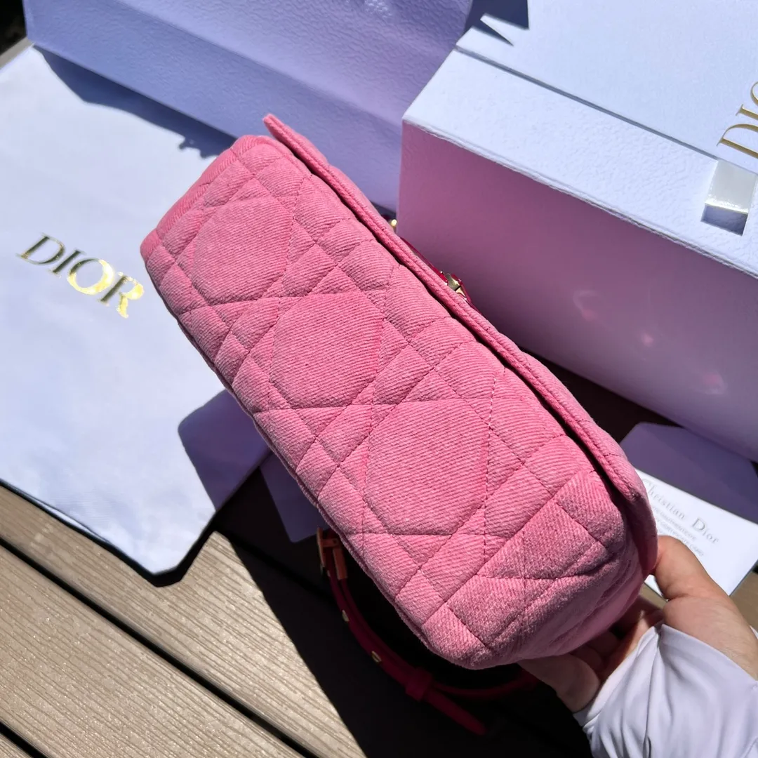 Top upgraded version💰1900 Size: 25.5×15.5×8cm Dior overseas channel resources exclusively offer Caro handbag❗️This Dior Caro handbag combines modern fashion with classic elegance, highlighting the popular style of the series. Crafted from bright pink denim, it features original quilted-effect oversized cannage topstitching and a flap embellished with a neon pink transparent resin knob-style "CD" clasp. Medium style, equipped with a detachable metal and transparent resin "CD" chain shoulder strap, which can be carried by hand, shoulder or cross-body. It can also be replaced with Dor's embroidered wide shoulder strap to embellish daily looks or add a bright finishing touch to evening wear.