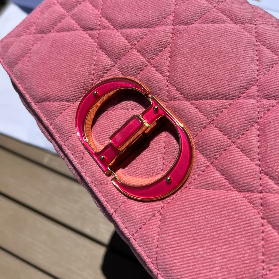 Top upgraded version💰1900 Size: 25.5×15.5×8cm Dior overseas channel resources exclusively offer Caro handbag❗️This Dior Caro handbag combines modern fashion with classic elegance, highlighting the popular style of the series. Crafted from bright pink denim, it features original quilted-effect oversized cannage topstitching and a flap embellished with a neon pink transparent resin knob-style "CD" clasp. Medium style, equipped with a detachable metal and transparent resin "CD" chain shoulder strap, which can be carried by hand, shoulder or cross-body. It can also be replaced with Dor's embroidered wide shoulder strap to embellish daily looks or add a bright finishing touch to evening wear.