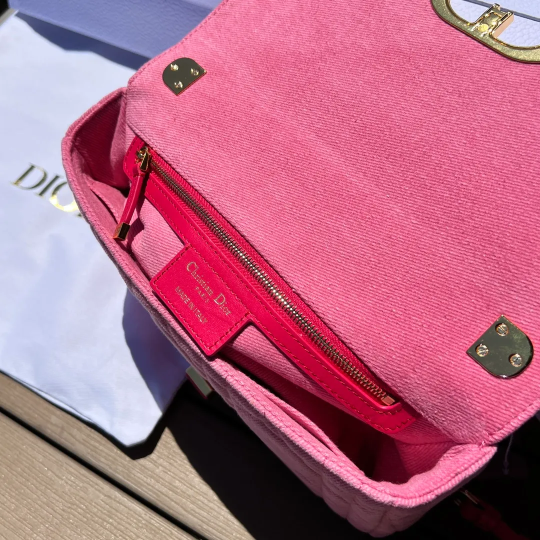 Top upgraded version💰1900 Size: 25.5×15.5×8cm Dior overseas channel resources exclusively offer Caro handbag❗️This Dior Caro handbag combines modern fashion with classic elegance, highlighting the popular style of the series. Crafted from bright pink denim, it features original quilted-effect oversized cannage topstitching and a flap embellished with a neon pink transparent resin knob-style "CD" clasp. Medium style, equipped with a detachable metal and transparent resin "CD" chain shoulder strap, which can be carried by hand, shoulder or cross-body. It can also be replaced with Dor's embroidered wide shoulder strap to embellish daily looks or add a bright finishing touch to evening wear.