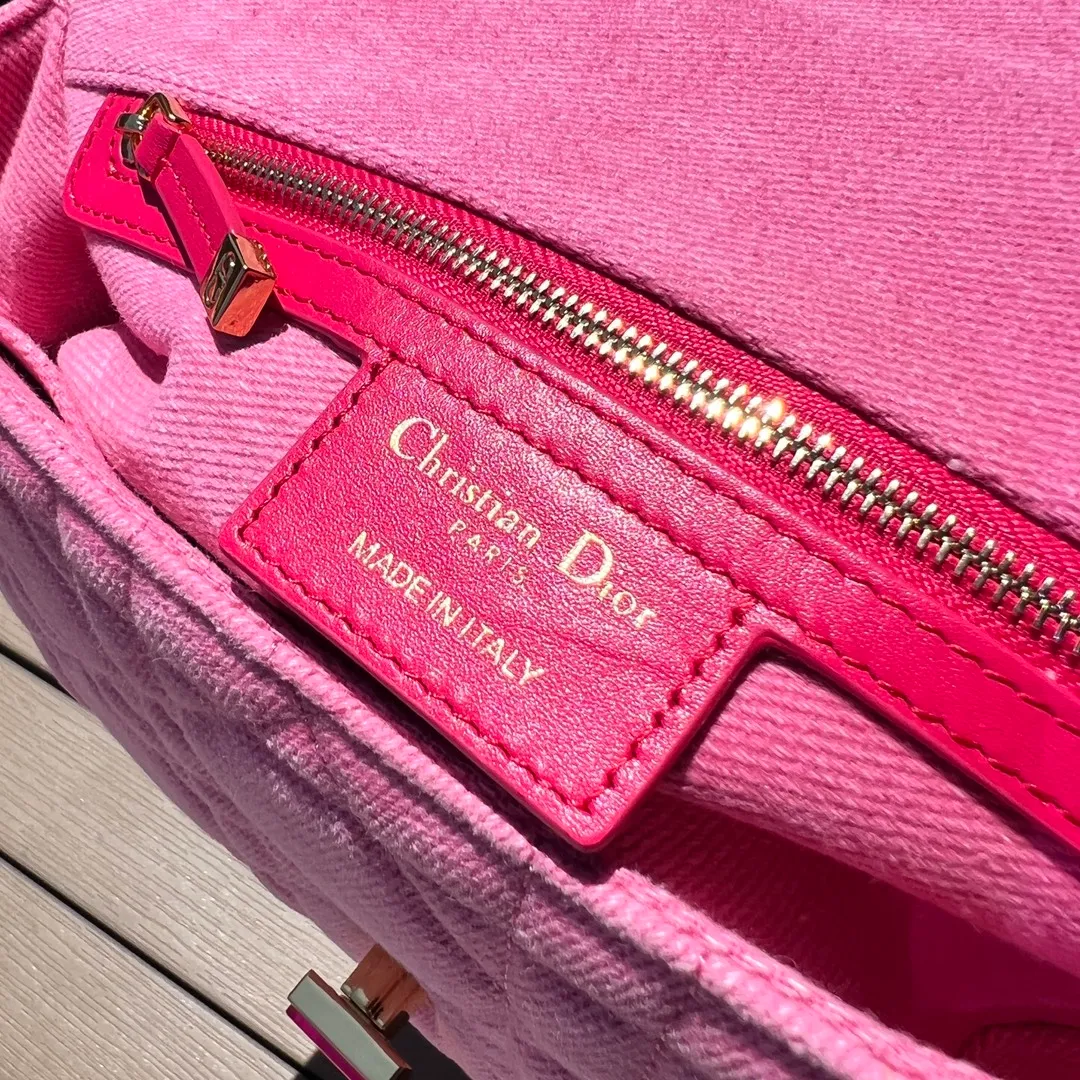 Top upgraded version💰1900 Size: 25.5×15.5×8cm Dior overseas channel resources exclusively offer Caro handbag❗️This Dior Caro handbag combines modern fashion with classic elegance, highlighting the popular style of the series. Crafted from bright pink denim, it features original quilted-effect oversized cannage topstitching and a flap embellished with a neon pink transparent resin knob-style "CD" clasp. Medium style, equipped with a detachable metal and transparent resin "CD" chain shoulder strap, which can be carried by hand, shoulder or cross-body. It can also be replaced with Dor's embroidered wide shoulder strap to embellish daily looks or add a bright finishing touch to evening wear.