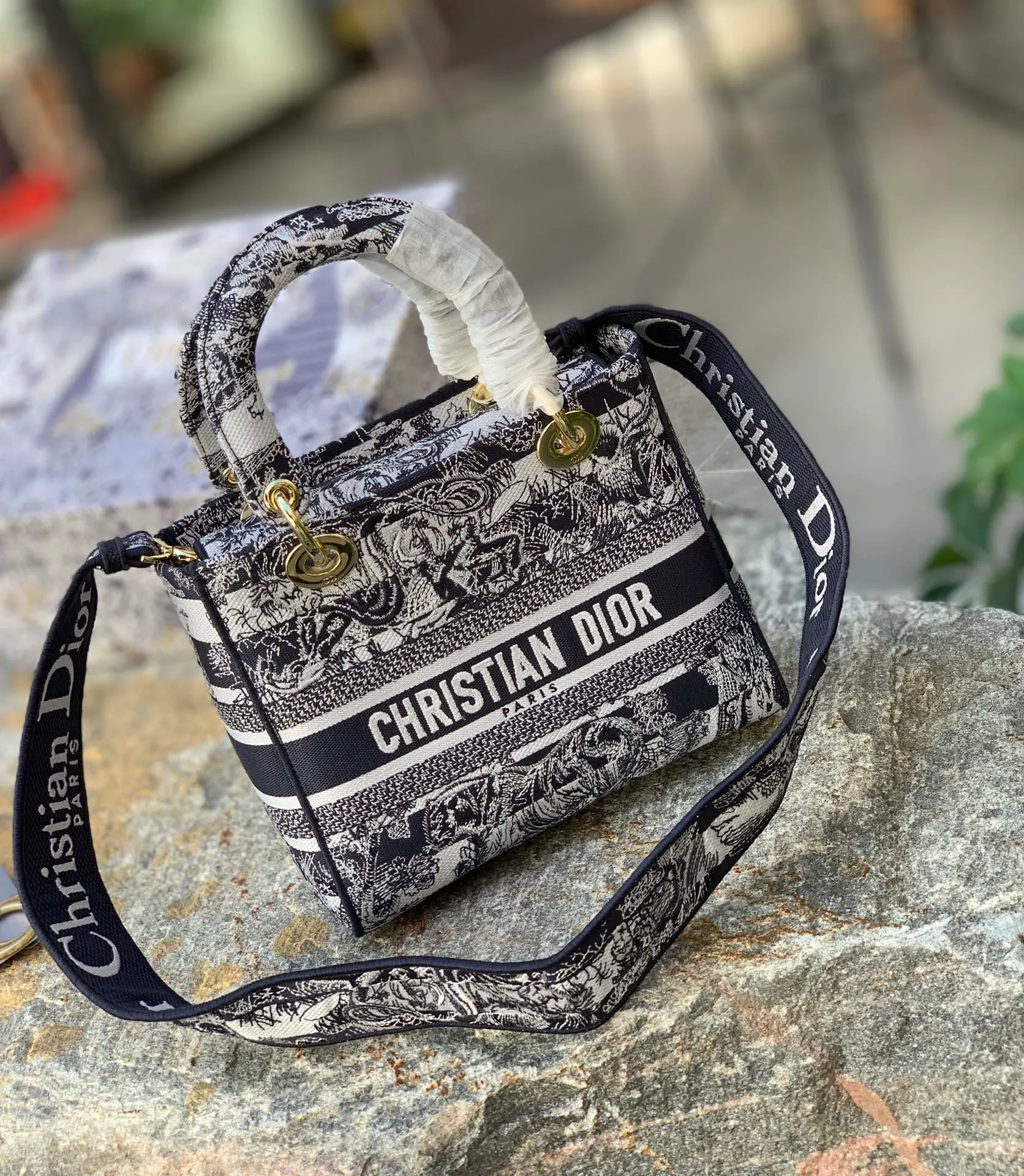 ❗️❗️❗️Free shipping with SF Express for year-end events❗️❗️❗️💰1800 Size: 24 x 20 x 11 CM horizontal striped tiger style. Original factory channel goods! The style is the Lady series, which is extremely popular and harder to buy than the saddle bag! Classic jacquard embroidery is added to the classic Princess Diana silhouette! The moment I saw it, I was very sure that it has been and will continue to be the most worth-buying D-family staple this year! The official price of the product is 40,000➕ at the counter, and a pack is hard to find. My fondness for it is not just love at first sight, but after I carry it on my back, I have to admit: I should buy it!