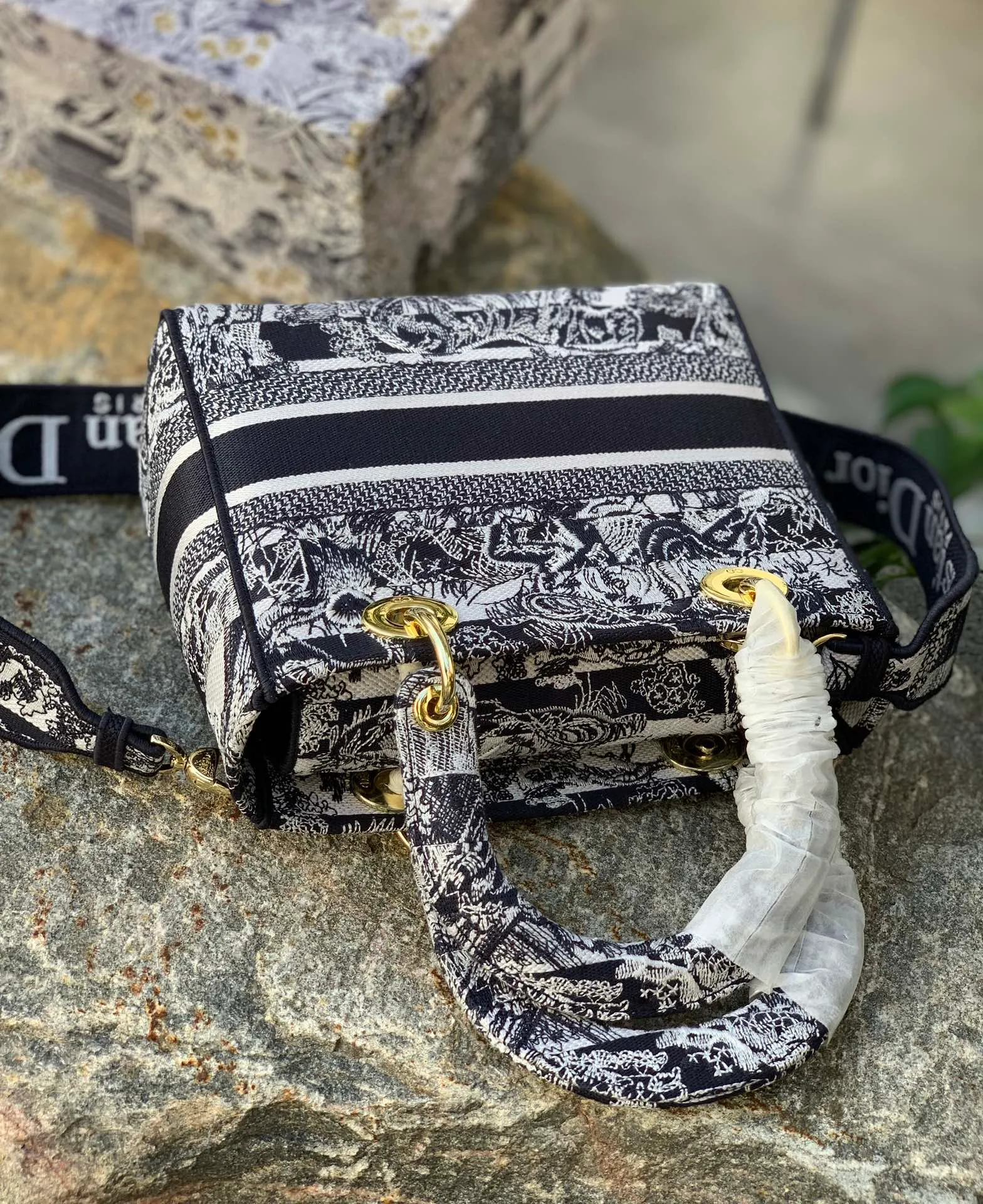 ❗️❗️❗️Free shipping with SF Express for year-end events❗️❗️❗️💰1800 Size: 24 x 20 x 11 CM horizontal striped tiger style. Original factory channel goods! The style is the Lady series, which is extremely popular and harder to buy than the saddle bag! Classic jacquard embroidery is added to the classic Princess Diana silhouette! The moment I saw it, I was very sure that it has been and will continue to be the most worth-buying D-family staple this year! The official price of the product is 40,000➕ at the counter, and a pack is hard to find. My fondness for it is not just love at first sight, but after I carry it on my back, I have to admit: I should buy it!