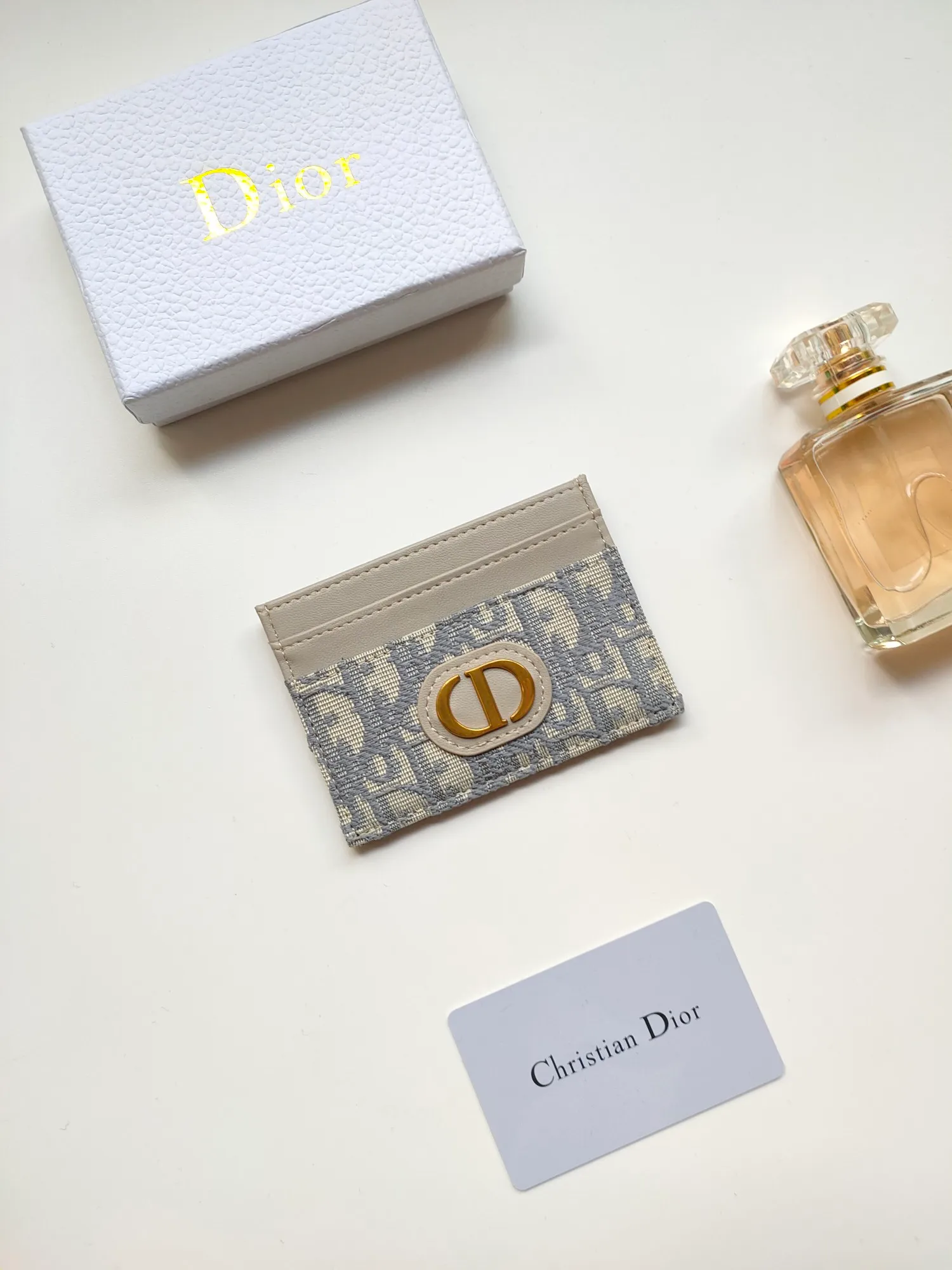 ￥90😍DIOR’s new S2152 30Montaigne card holder is elegant and practical. Crafted from blue Oblique printed fabric, it features a CD logo on the front and five card slots. Pair with other 30 Montaigne pieces for a stylish and elegant look. Size: 10.5*7.5cm