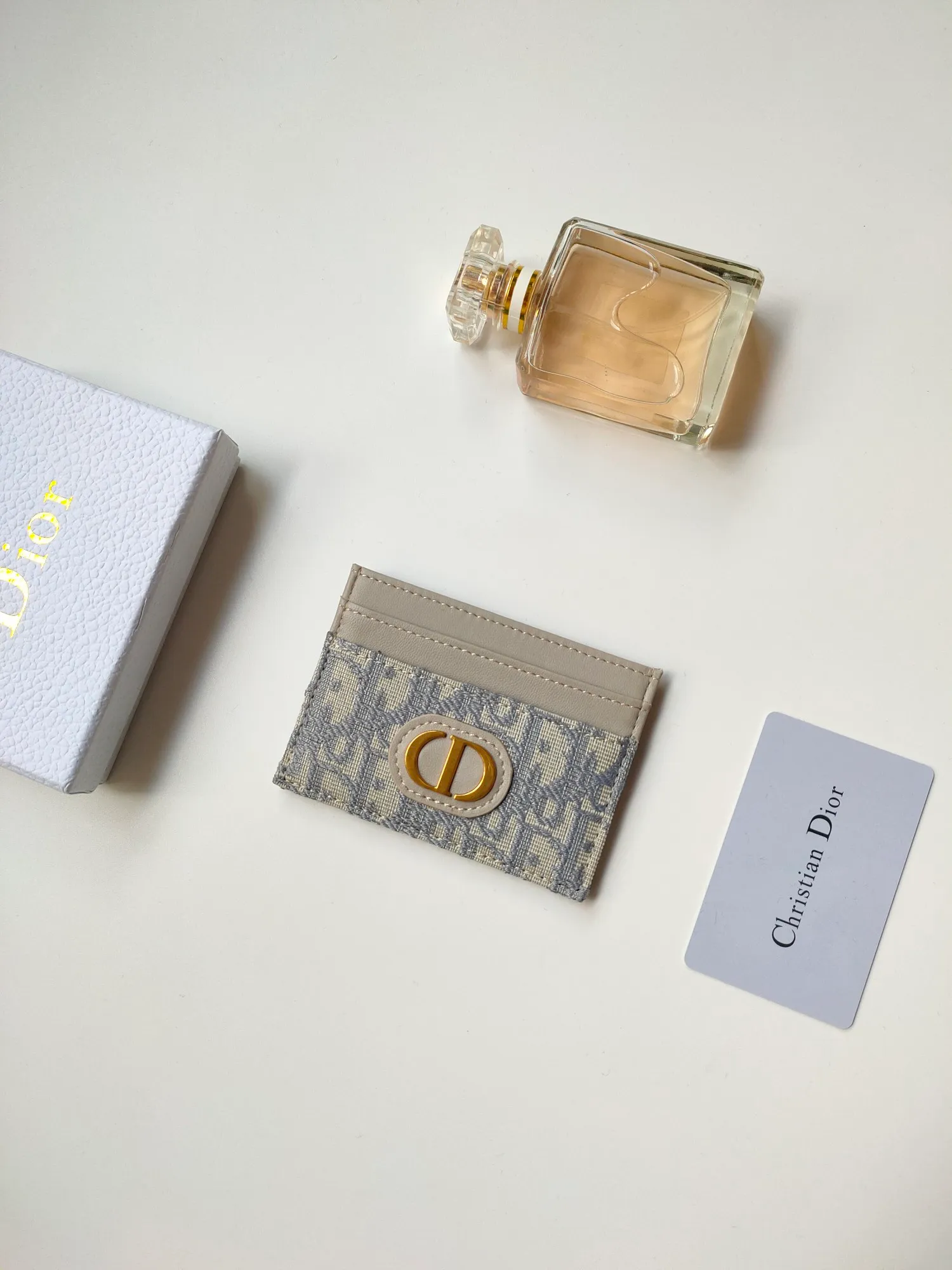 ￥90😍DIOR’s new S2152 30Montaigne card holder is elegant and practical. Crafted from blue Oblique printed fabric, it features a CD logo on the front and five card slots. Pair with other 30 Montaigne pieces for a stylish and elegant look. Size: 10.5*7.5cm