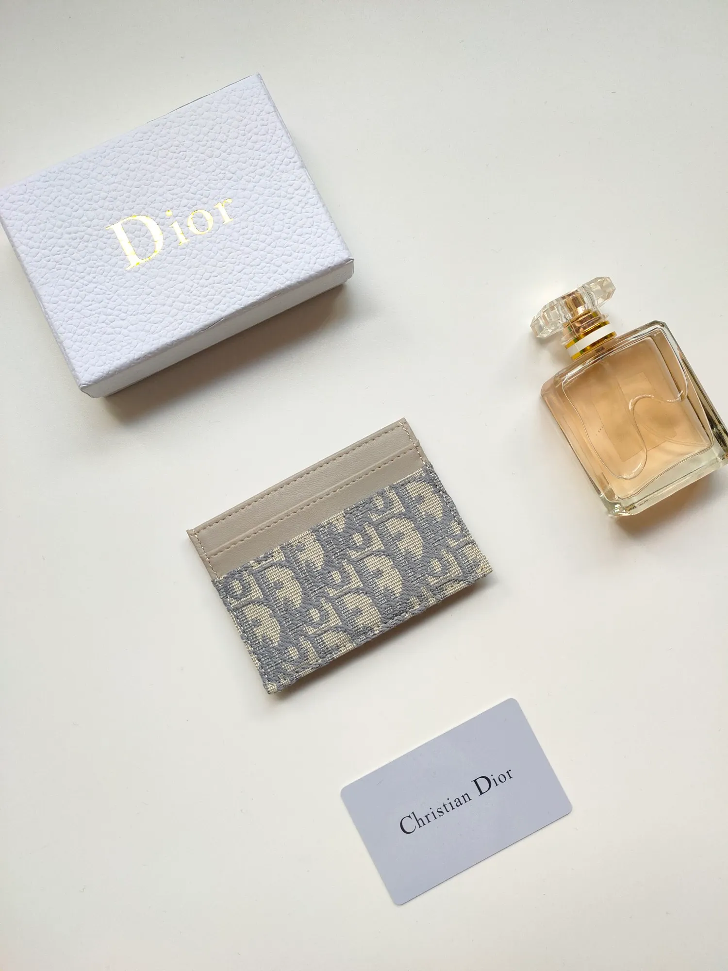 ￥90😍DIOR’s new S2152 30Montaigne card holder is elegant and practical. Crafted from blue Oblique printed fabric, it features a CD logo on the front and five card slots. Pair with other 30 Montaigne pieces for a stylish and elegant look. Size: 10.5*7.5cm
