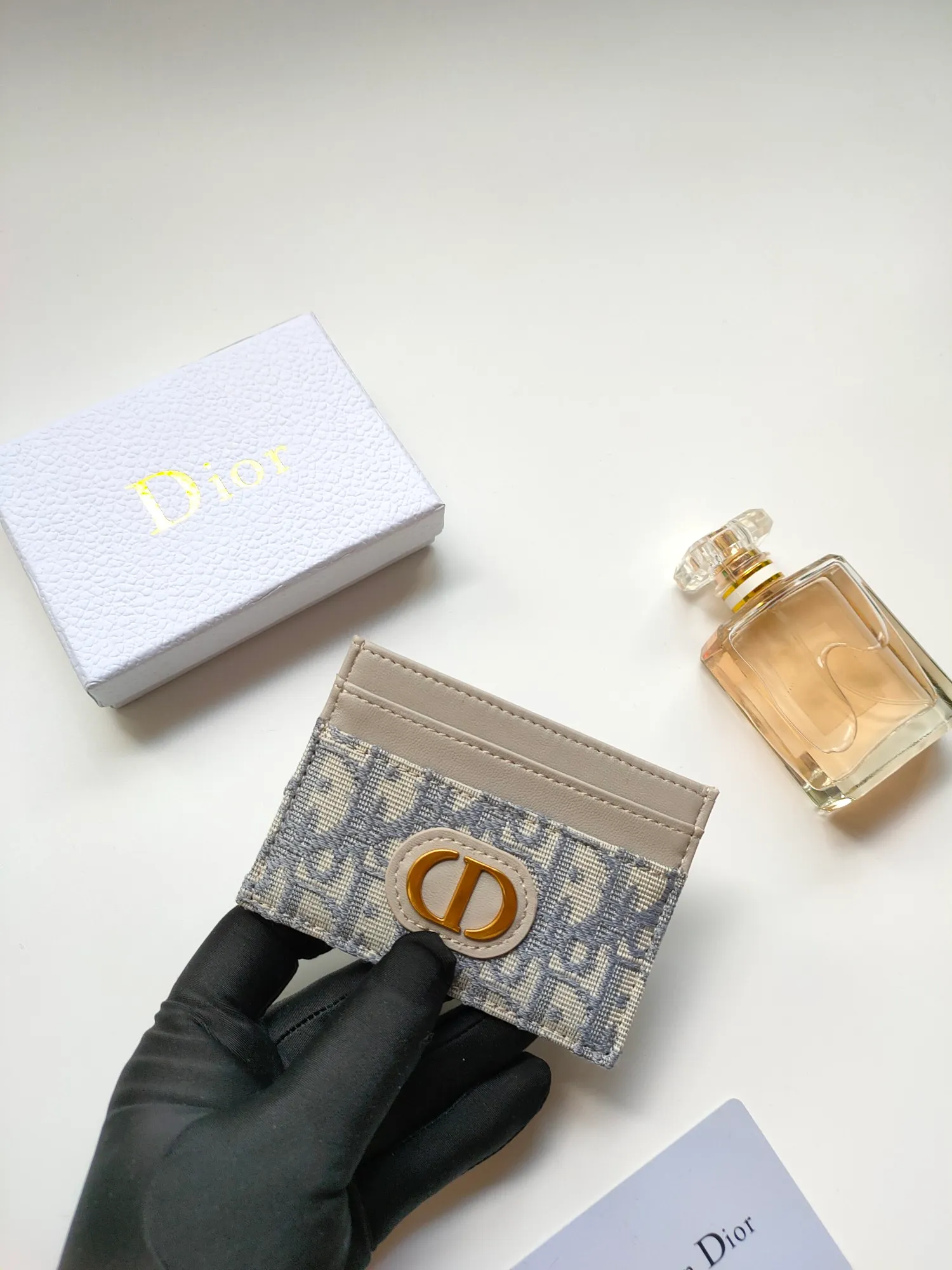 ￥90😍DIOR’s new S2152 30Montaigne card holder is elegant and practical. Crafted from blue Oblique printed fabric, it features a CD logo on the front and five card slots. Pair with other 30 Montaigne pieces for a stylish and elegant look. Size: 10.5*7.5cm