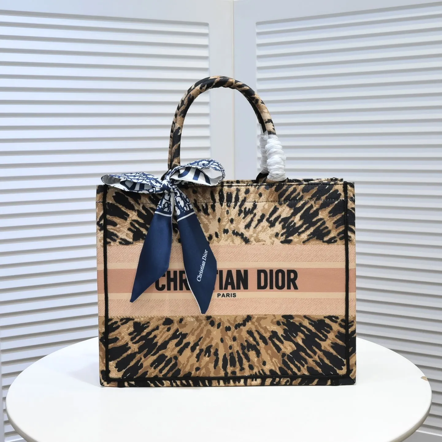 💰340￥Small size with silk scarf and overlock🔜Dior new shopping bag at Dior counter! Counters are updated simultaneously! Limited edition of the same style as the stars! Super stylish! Imported fabric👍high-end quality! Model: 8034 Size: 36*27*16cm