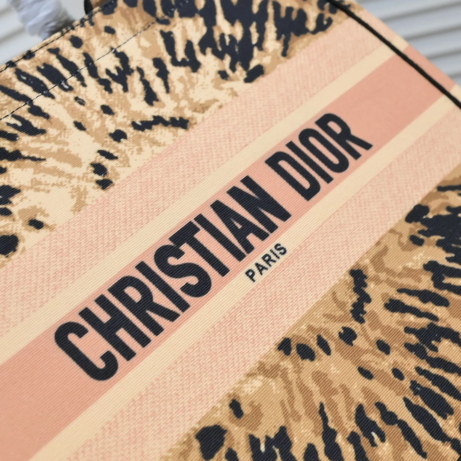 💰340￥Small size with silk scarf and overlock🔜Dior new shopping bag at Dior counter! Counters are updated simultaneously! Limited edition of the same style as the stars! Super stylish! Imported fabric👍high-end quality! Model: 8034 Size: 36*27*16cm
