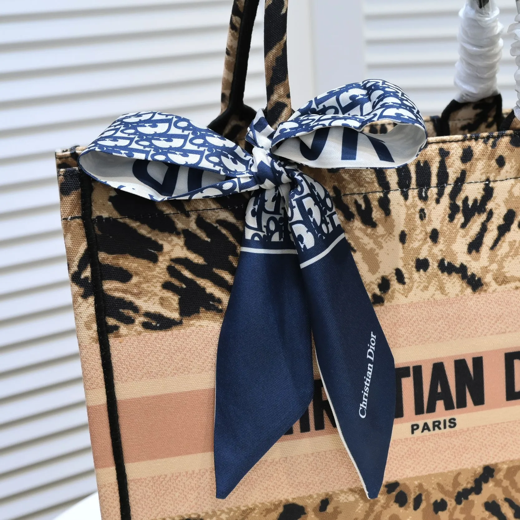 💰340￥Small size with silk scarf and overlock🔜Dior new shopping bag at Dior counter! Counters are updated simultaneously! Limited edition of the same style as the stars! Super stylish! Imported fabric👍high-end quality! Model: 8034 Size: 36*27*16cm