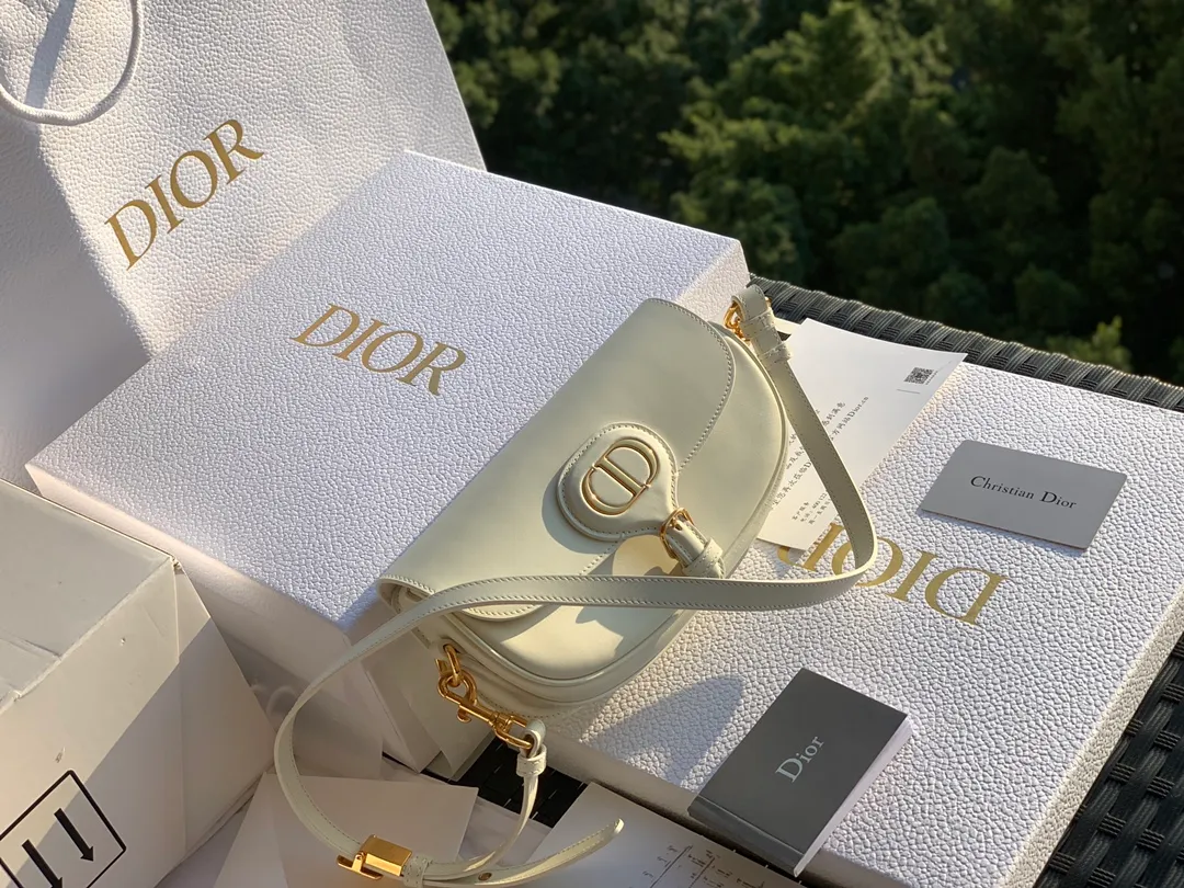 ❗️❗️❗️Free shipping with SF Express for year-end events❗️❗️❗️💰1560 Size: 22 x 13 x 5 CM milky white bobby underarm bag! Products from overseas channels, original raw materials, great texture! This Dior Bobby East-West crescent handbag is a new item this season. It is carefully made of milky white smooth cow leather. The suede lining adds a soft texture. I love it from the bag shape to the leather texture. The shoulder strap is detachable and can easily be used as a multi-purpose bag. It can be used as a shoulder bag, a cross-body bag, or a clutch bag. It is versatile with the concave shape. The style is as simple and high-end as ever, and it is simply a must-have for exquisite and elegant women!