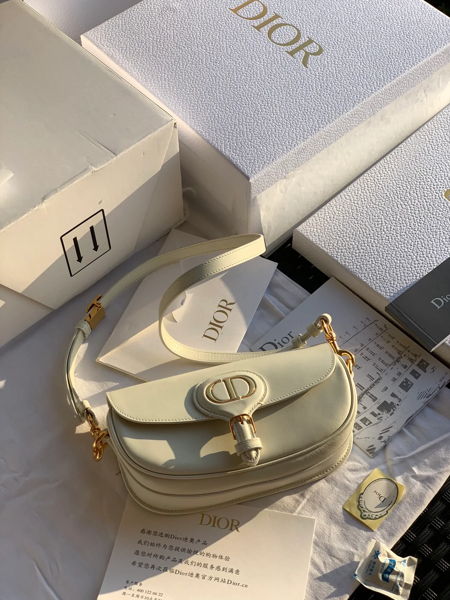 ❗️❗️❗️Free shipping with SF Express for year-end events❗️❗️❗️💰1560 Size: 22 x 13 x 5 CM milky white bobby underarm bag! Products from overseas channels, original raw materials, great texture! This Dior Bobby East-West crescent handbag is a new item this season. It is carefully made of milky white smooth cow leather. The suede lining adds a soft texture. I love it from the bag shape to the leather texture. The shoulder strap is detachable and can easily be used as a multi-purpose bag. It can be used as a shoulder bag, a cross-body bag, or a clutch bag. It is versatile with the concave shape. The style is as simple and high-end as ever, and it is simply a must-have for exquisite and elegant women!