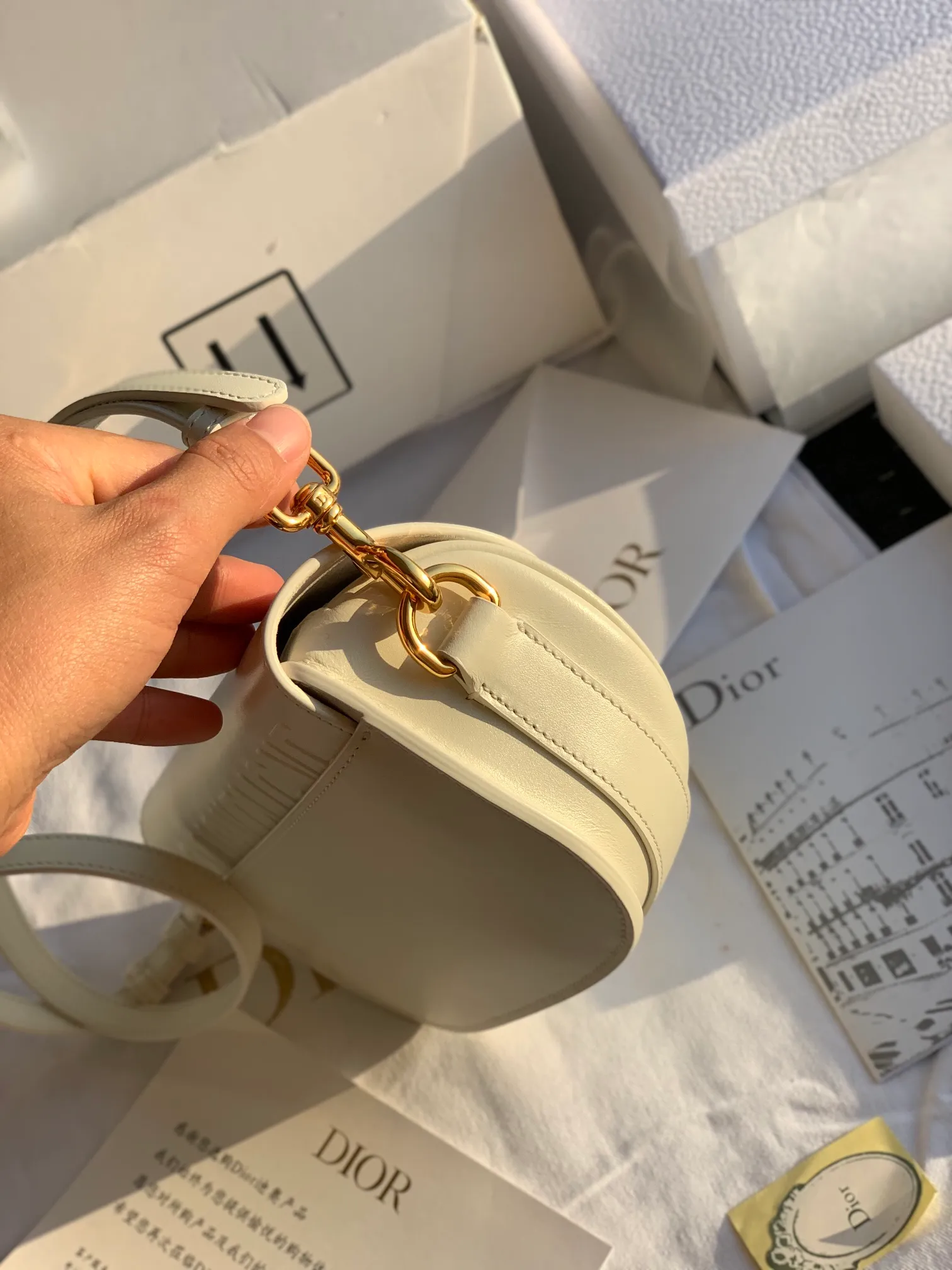 ❗️❗️❗️Free shipping with SF Express for year-end events❗️❗️❗️💰1560 Size: 22 x 13 x 5 CM milky white bobby underarm bag! Products from overseas channels, original raw materials, great texture! This Dior Bobby East-West crescent handbag is a new item this season. It is carefully made of milky white smooth cow leather. The suede lining adds a soft texture. I love it from the bag shape to the leather texture. The shoulder strap is detachable and can easily be used as a multi-purpose bag. It can be used as a shoulder bag, a cross-body bag, or a clutch bag. It is versatile with the concave shape. The style is as simple and high-end as ever, and it is simply a must-have for exquisite and elegant women!