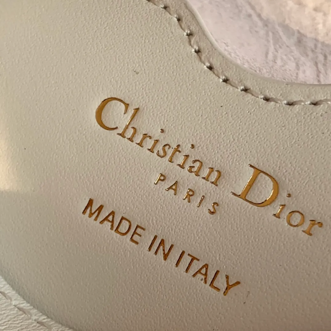❗️❗️❗️Free shipping with SF Express for year-end events❗️❗️❗️💰1560 Size: 22 x 13 x 5 CM milky white bobby underarm bag! Products from overseas channels, original raw materials, great texture! This Dior Bobby East-West crescent handbag is a new item this season. It is carefully made of milky white smooth cow leather. The suede lining adds a soft texture. I love it from the bag shape to the leather texture. The shoulder strap is detachable and can easily be used as a multi-purpose bag. It can be used as a shoulder bag, a cross-body bag, or a clutch bag. It is versatile with the concave shape. The style is as simple and high-end as ever, and it is simply a must-have for exquisite and elegant women!