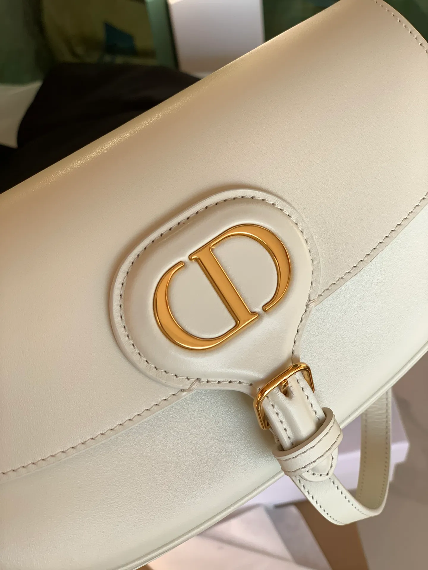❗️❗️❗️Free shipping with SF Express for year-end events❗️❗️❗️💰1560 Size: 22 x 13 x 5 CM milky white bobby underarm bag! Products from overseas channels, original raw materials, great texture! This Dior Bobby East-West crescent handbag is a new item this season. It is carefully made of milky white smooth cow leather. The suede lining adds a soft texture. I love it from the bag shape to the leather texture. The shoulder strap is detachable and can easily be used as a multi-purpose bag. It can be used as a shoulder bag, a cross-body bag, or a clutch bag. It is versatile with the concave shape. The style is as simple and high-end as ever, and it is simply a must-have for exquisite and elegant women!