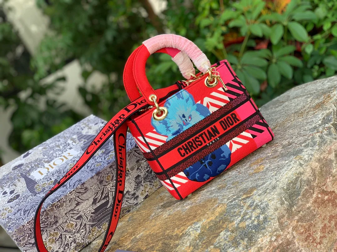 ❗️❗️❗️Free shipping with SF Express for year-end events❗️❗️❗️💰1800 Size: 24 x 20 x 11 CM Red. Shipped from overseas original factory channels! This lady belongs to the classic Princess Diana series. Compared with the Princess Diana bag, it inherits its retro and minimalist appearance, but the lines of the bag are no longer tough style. It took more than 15 hours and 2 million stitches of jacquard embroidery to form. Whether it is the feel or texture, people can feel the classic and elegant temperament of the D family! If you want genuine D oblique presbyopia, it must be ours! The knowledge of the fabric itself is amazing. Only products like ours that can be easily carried into the counter are worth buying!