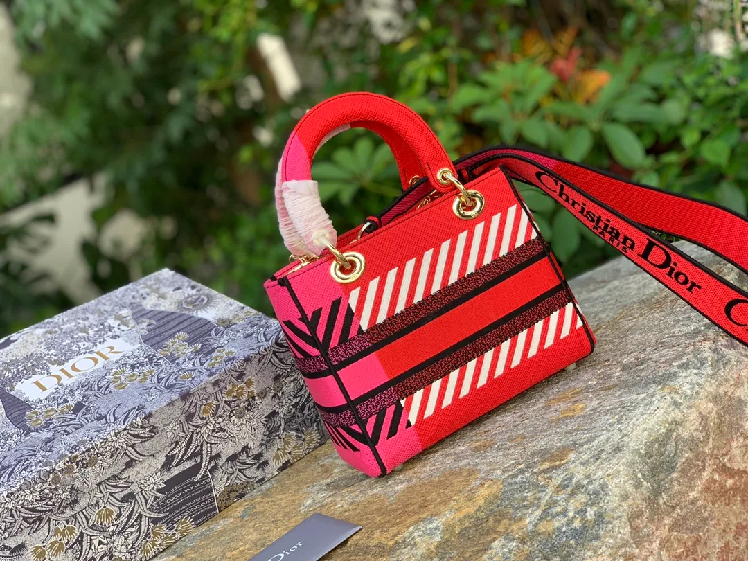 ❗️❗️❗️Free shipping with SF Express for year-end events❗️❗️❗️💰1800 Size: 24 x 20 x 11 CM Red. Shipped from overseas original factory channels! This lady belongs to the classic Princess Diana series. Compared with the Princess Diana bag, it inherits its retro and minimalist appearance, but the lines of the bag are no longer tough style. It took more than 15 hours and 2 million stitches of jacquard embroidery to form. Whether it is the feel or texture, people can feel the classic and elegant temperament of the D family! If you want genuine D oblique presbyopia, it must be ours! The knowledge of the fabric itself is amazing. Only products like ours that can be easily carried into the counter are worth buying!