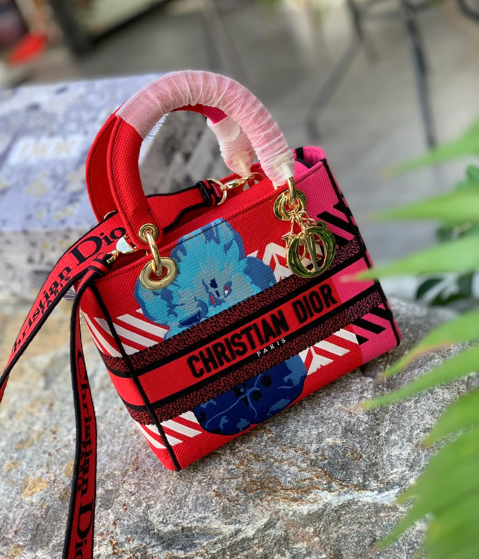 ❗️❗️❗️Free shipping with SF Express for year-end events❗️❗️❗️💰1800 Size: 24 x 20 x 11 CM Red. Shipped from overseas original factory channels! This lady belongs to the classic Princess Diana series. Compared with the Princess Diana bag, it inherits its retro and minimalist appearance, but the lines of the bag are no longer tough style. It took more than 15 hours and 2 million stitches of jacquard embroidery to form. Whether it is the feel or texture, people can feel the classic and elegant temperament of the D family! If you want genuine D oblique presbyopia, it must be ours! The knowledge of the fabric itself is amazing. Only products like ours that can be easily carried into the counter are worth buying!