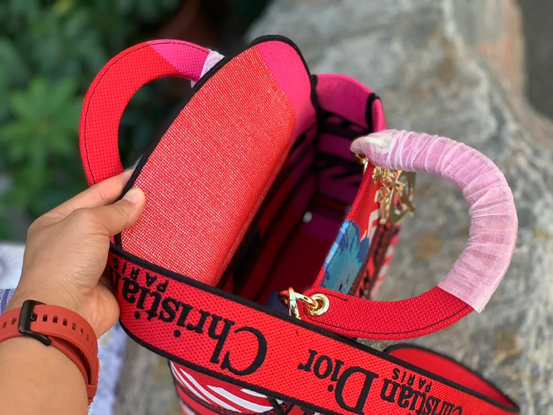 ❗️❗️❗️Free shipping with SF Express for year-end events❗️❗️❗️💰1800 Size: 24 x 20 x 11 CM Red. Shipped from overseas original factory channels! This lady belongs to the classic Princess Diana series. Compared with the Princess Diana bag, it inherits its retro and minimalist appearance, but the lines of the bag are no longer tough style. It took more than 15 hours and 2 million stitches of jacquard embroidery to form. Whether it is the feel or texture, people can feel the classic and elegant temperament of the D family! If you want genuine D oblique presbyopia, it must be ours! The knowledge of the fabric itself is amazing. Only products like ours that can be easily carried into the counter are worth buying!