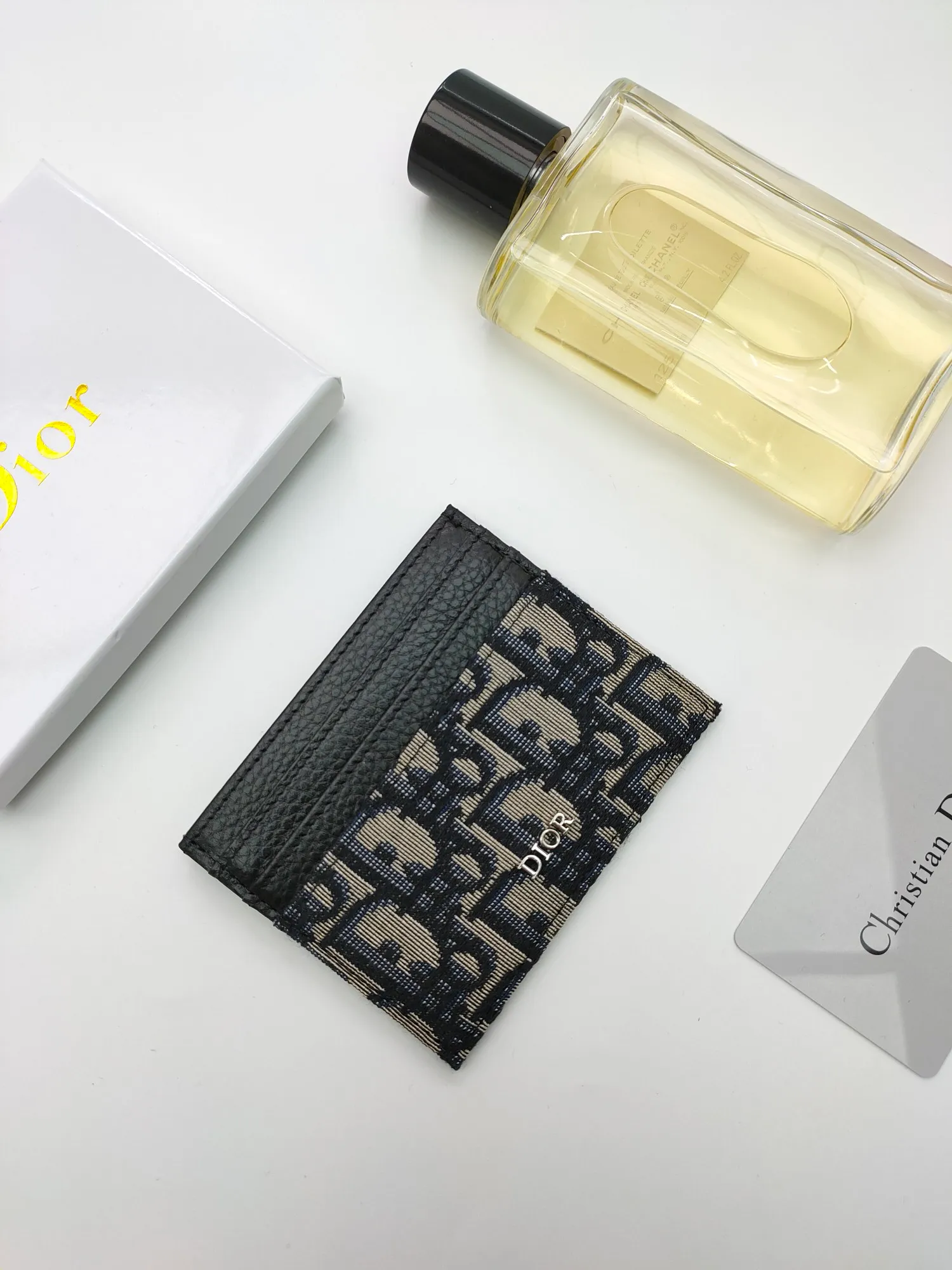 ￥90 [Rose] This Dior card holder is elegant and refined 😍 Carefully made of Dior jacquard fabric and cowhide [strong] decorated with Oblique print. There are 3 card slots on each side and 1 card slot on the top, which is exquisite and exquisite in shape. Style number: C135 Size: 10*8cm