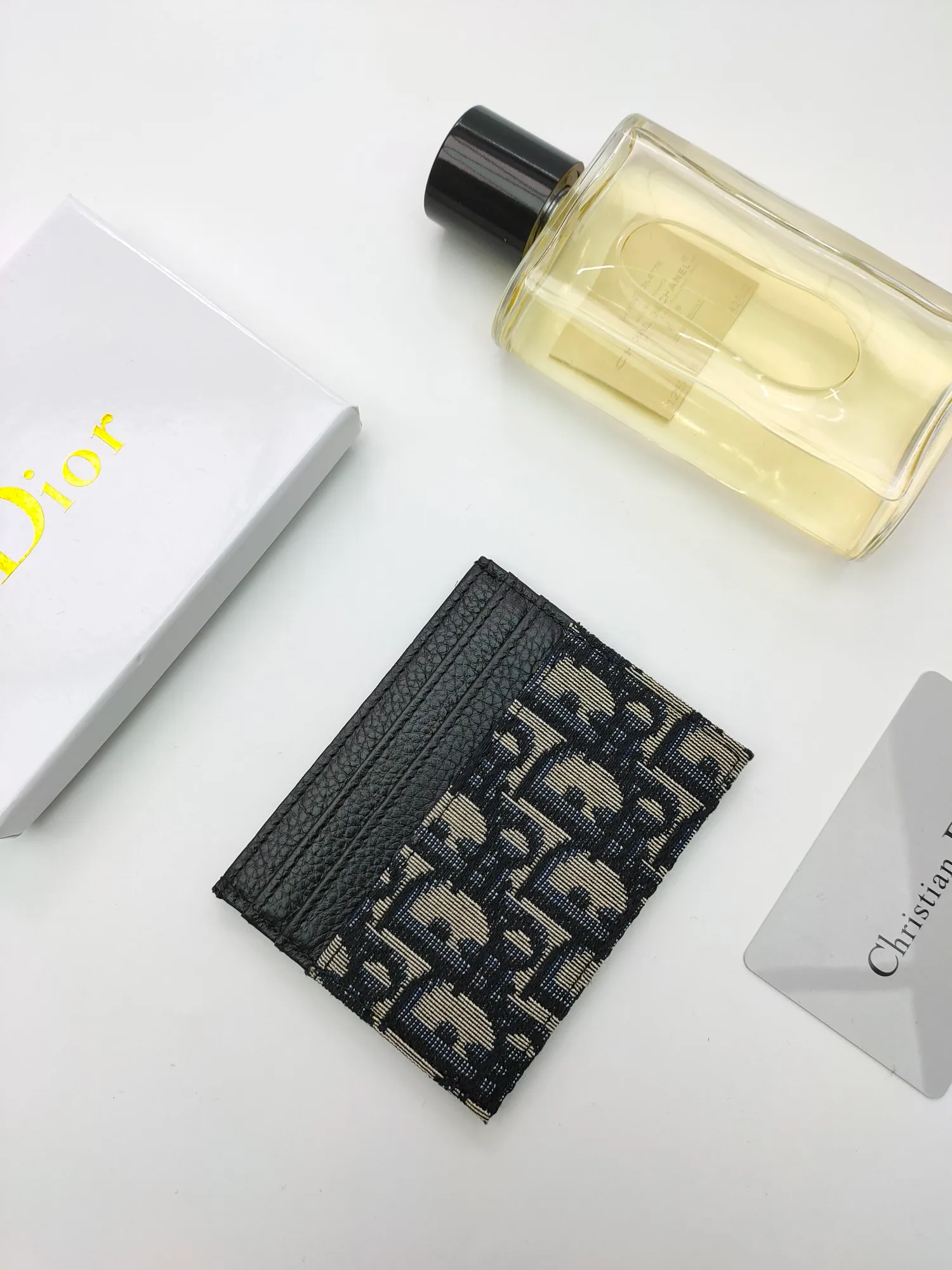 ￥90 [Rose] This Dior card holder is elegant and refined 😍 Carefully made of Dior jacquard fabric and cowhide [strong] decorated with Oblique print. There are 3 card slots on each side and 1 card slot on the top, which is exquisite and exquisite in shape. Style number: C135 Size: 10*8cm