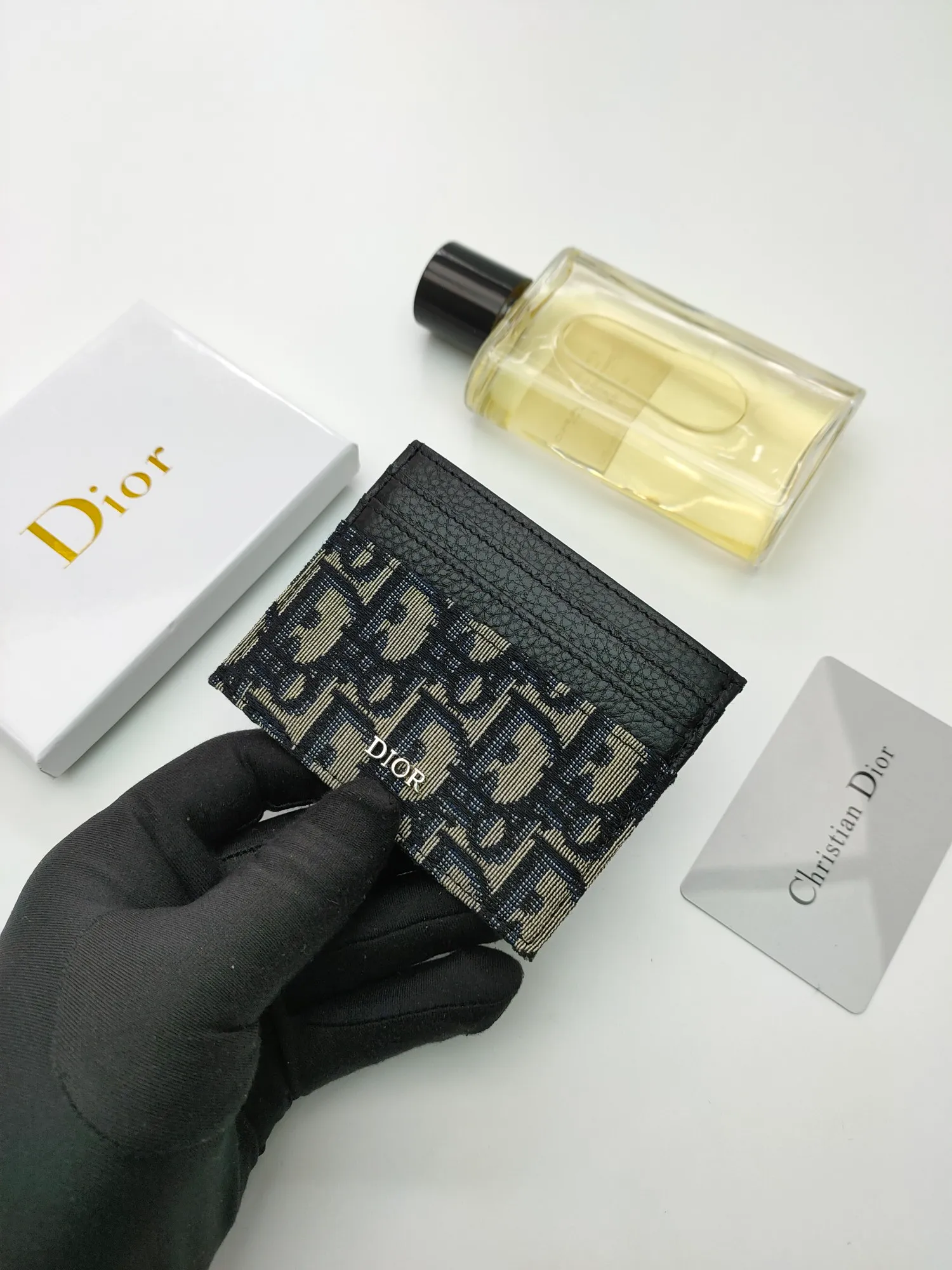 ￥90 [Rose] This Dior card holder is elegant and refined 😍 Carefully made of Dior jacquard fabric and cowhide [strong] decorated with Oblique print. There are 3 card slots on each side and 1 card slot on the top, which is exquisite and exquisite in shape. Style number: C135 Size: 10*8cm
