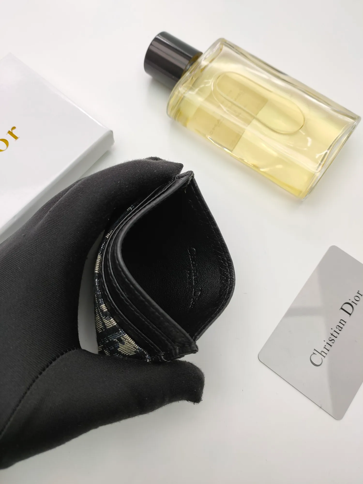 ￥90 [Rose] This Dior card holder is elegant and refined 😍 Carefully made of Dior jacquard fabric and cowhide [strong] decorated with Oblique print. There are 3 card slots on each side and 1 card slot on the top, which is exquisite and exquisite in shape. Style number: C135 Size: 10*8cm