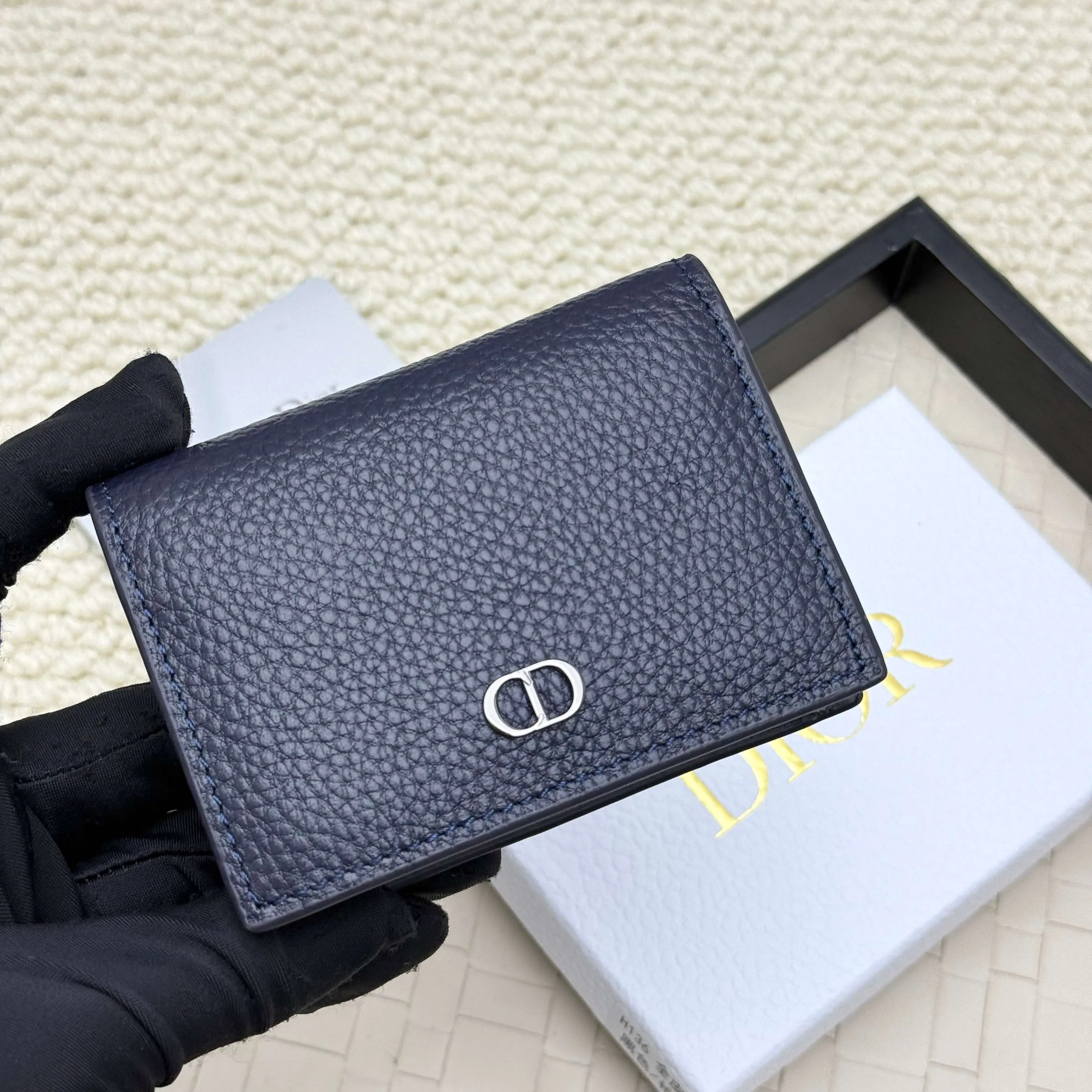 ￥120💰Business card holder is practical and exquisite👏🏻The interior is made of black smooth cowhide. Featuring an interior gusseted compartment with card slots, and a flip-top lid with two card slots. "DIOR" logo on the front and interior. No.: 136 Size: 10*6.8*2cm