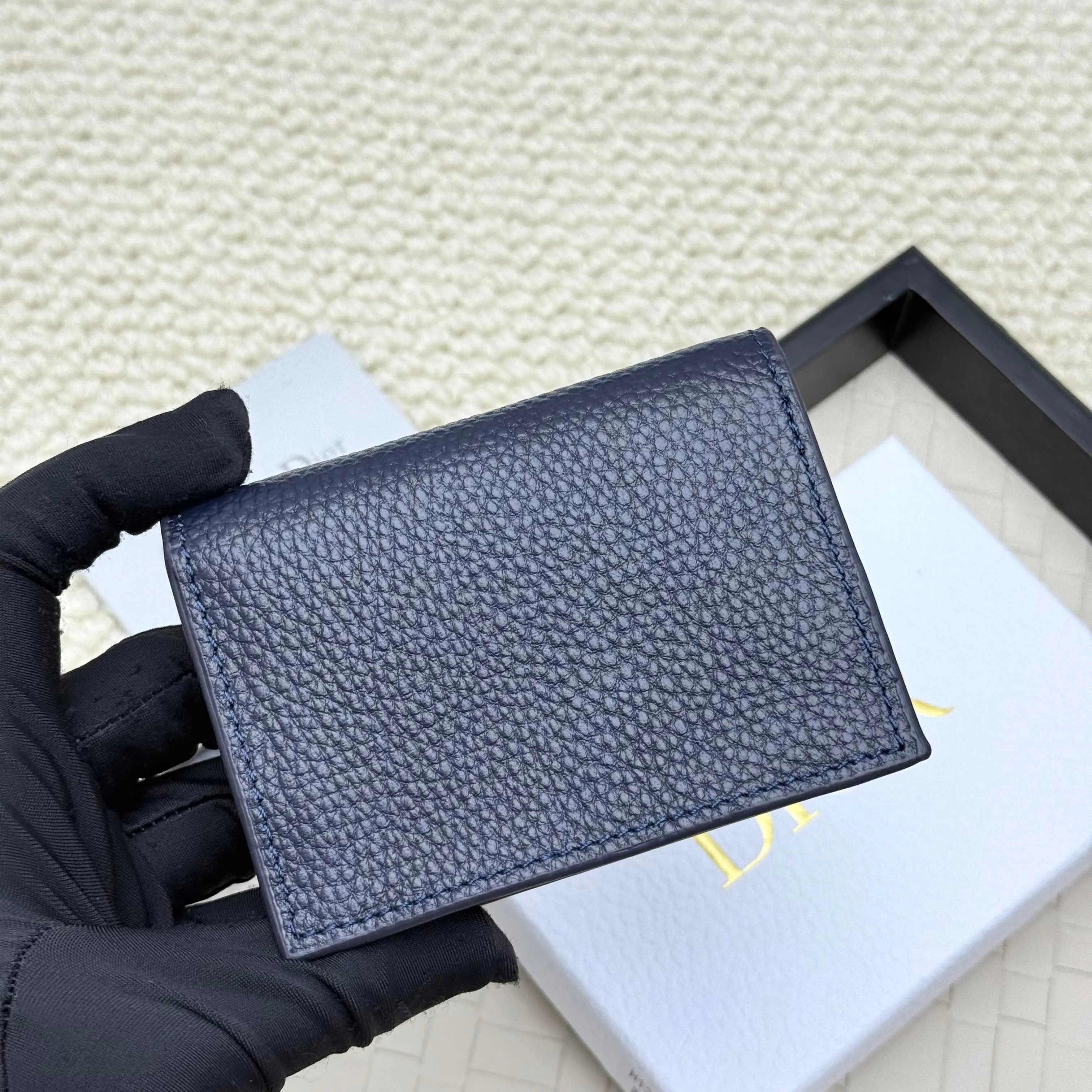 ￥120💰Business card holder is practical and exquisite👏🏻The interior is made of black smooth cowhide. Featuring an interior gusseted compartment with card slots, and a flip-top lid with two card slots. "DIOR" logo on the front and interior. No.: 136 Size: 10*6.8*2cm