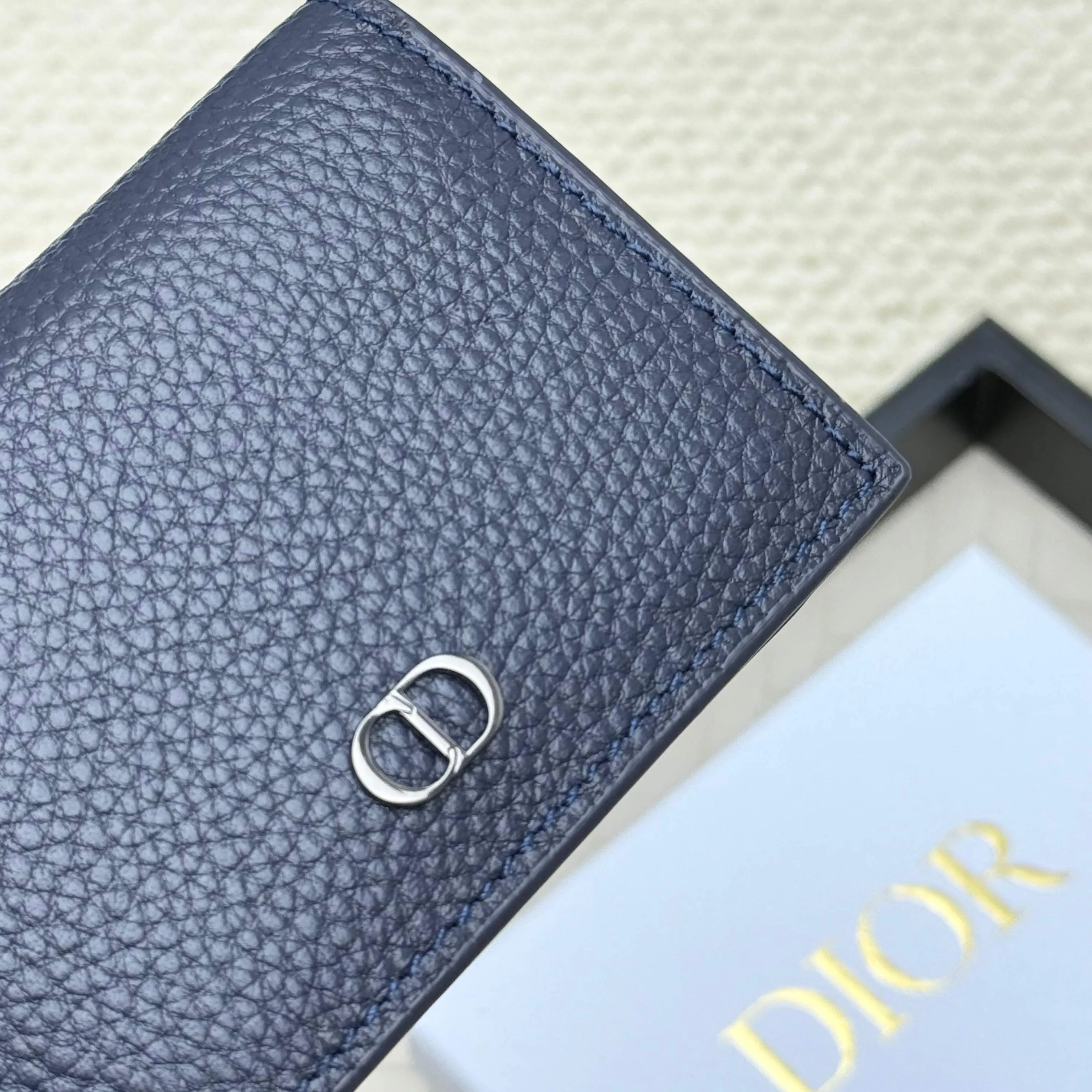 ￥120💰Business card holder is practical and exquisite👏🏻The interior is made of black smooth cowhide. Featuring an interior gusseted compartment with card slots, and a flip-top lid with two card slots. "DIOR" logo on the front and interior. No.: 136 Size: 10*6.8*2cm