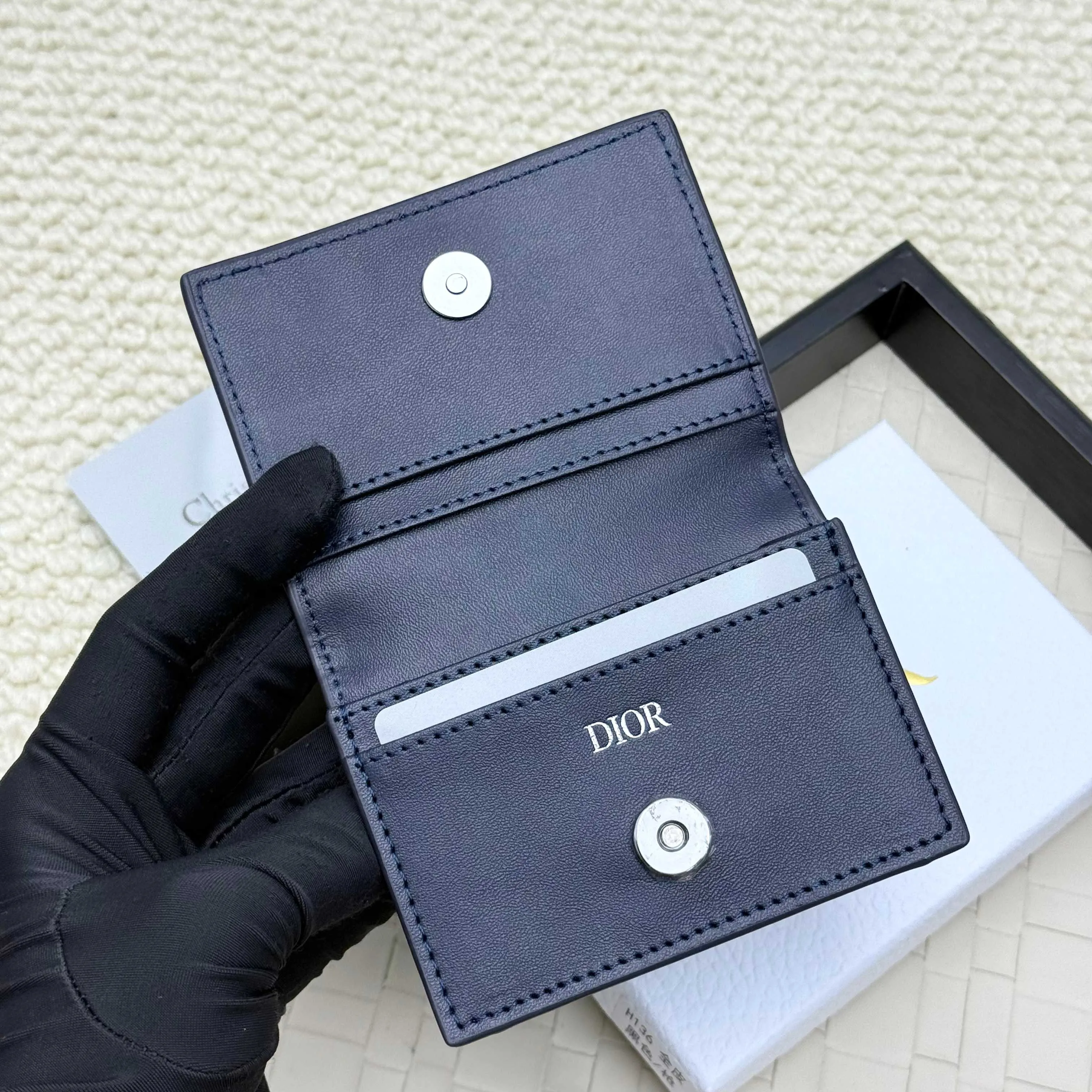 ￥120💰Business card holder is practical and exquisite👏🏻The interior is made of black smooth cowhide. Featuring an interior gusseted compartment with card slots, and a flip-top lid with two card slots. "DIOR" logo on the front and interior. No.: 136 Size: 10*6.8*2cm