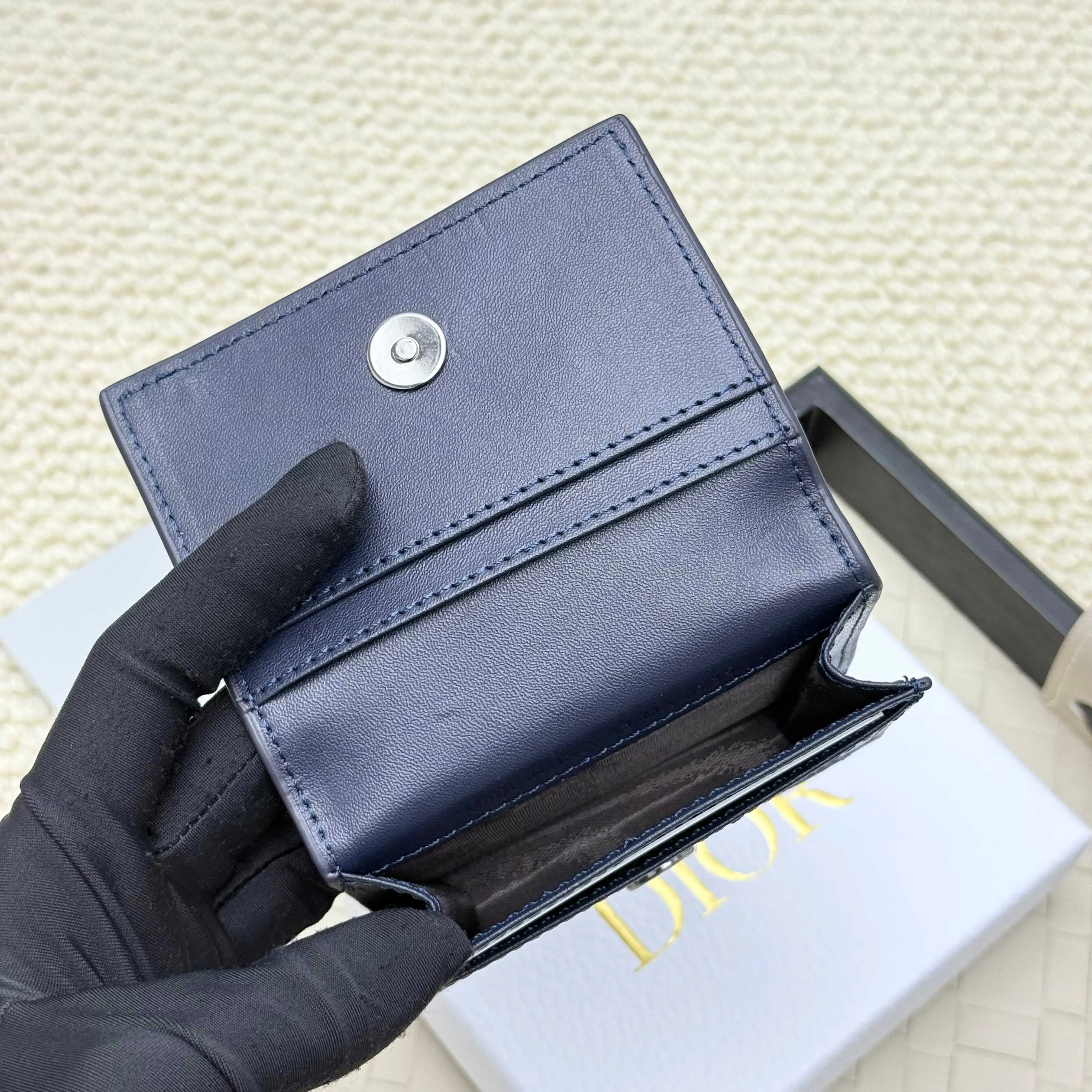 ￥120💰Business card holder is practical and exquisite👏🏻The interior is made of black smooth cowhide. Featuring an interior gusseted compartment with card slots, and a flip-top lid with two card slots. "DIOR" logo on the front and interior. No.: 136 Size: 10*6.8*2cm