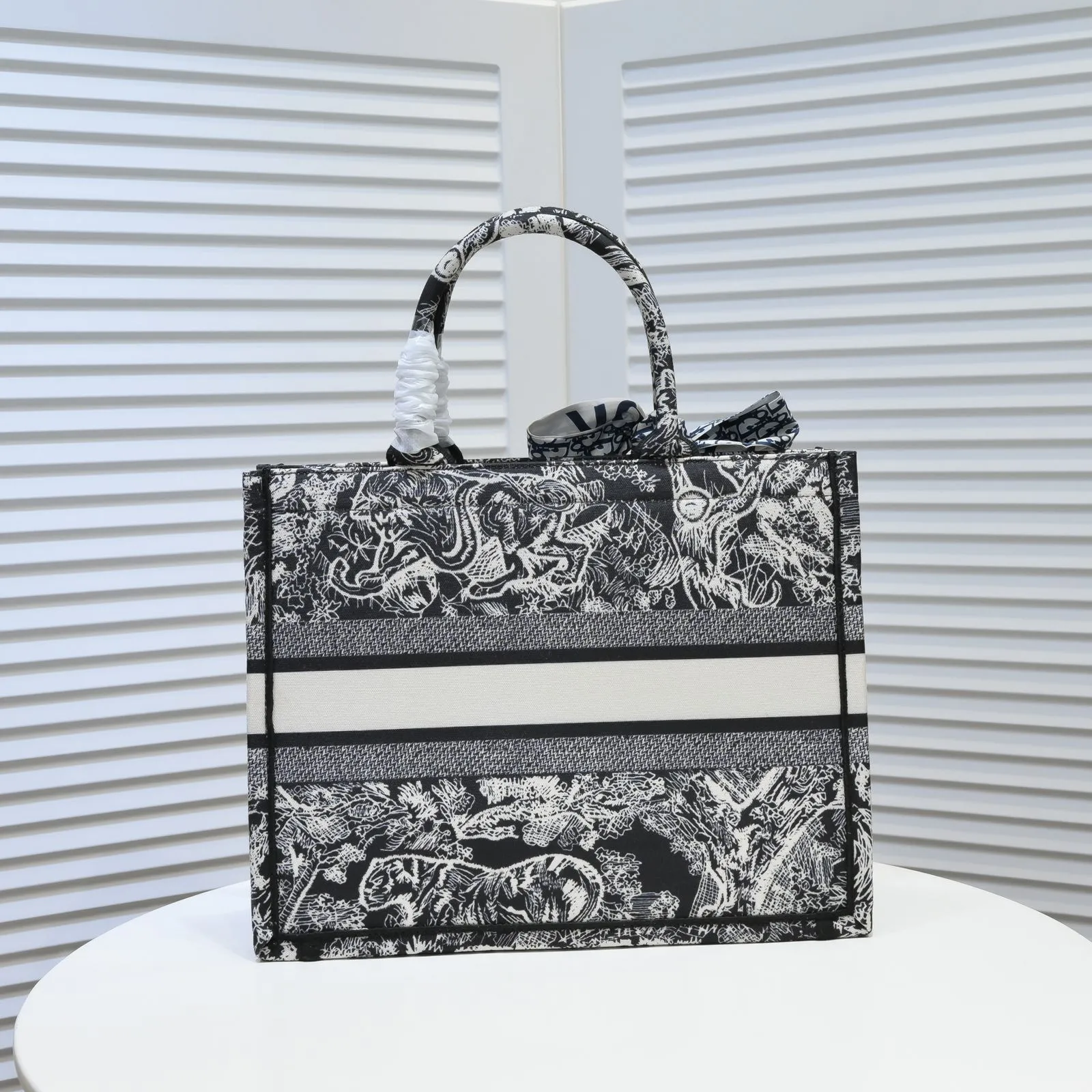 💰340￥Small size with silk scarf and overlock🔜Dior new shopping bag at Dior counter! Counters are updated simultaneously! Limited edition of the same style as the stars! Super stylish! Imported fabric👍high-end quality! Model: 8034 Size: 36*27*16cm