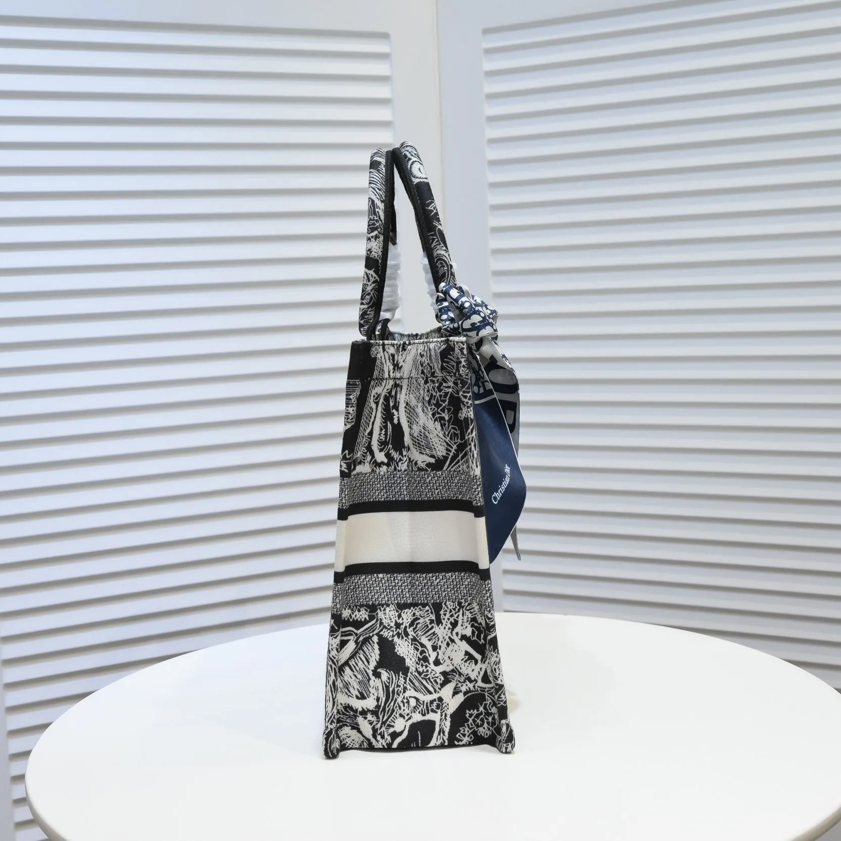 💰340￥Small size with silk scarf and overlock🔜Dior new shopping bag at Dior counter! Counters are updated simultaneously! Limited edition of the same style as the stars! Super stylish! Imported fabric👍high-end quality! Model: 8034 Size: 36*27*16cm