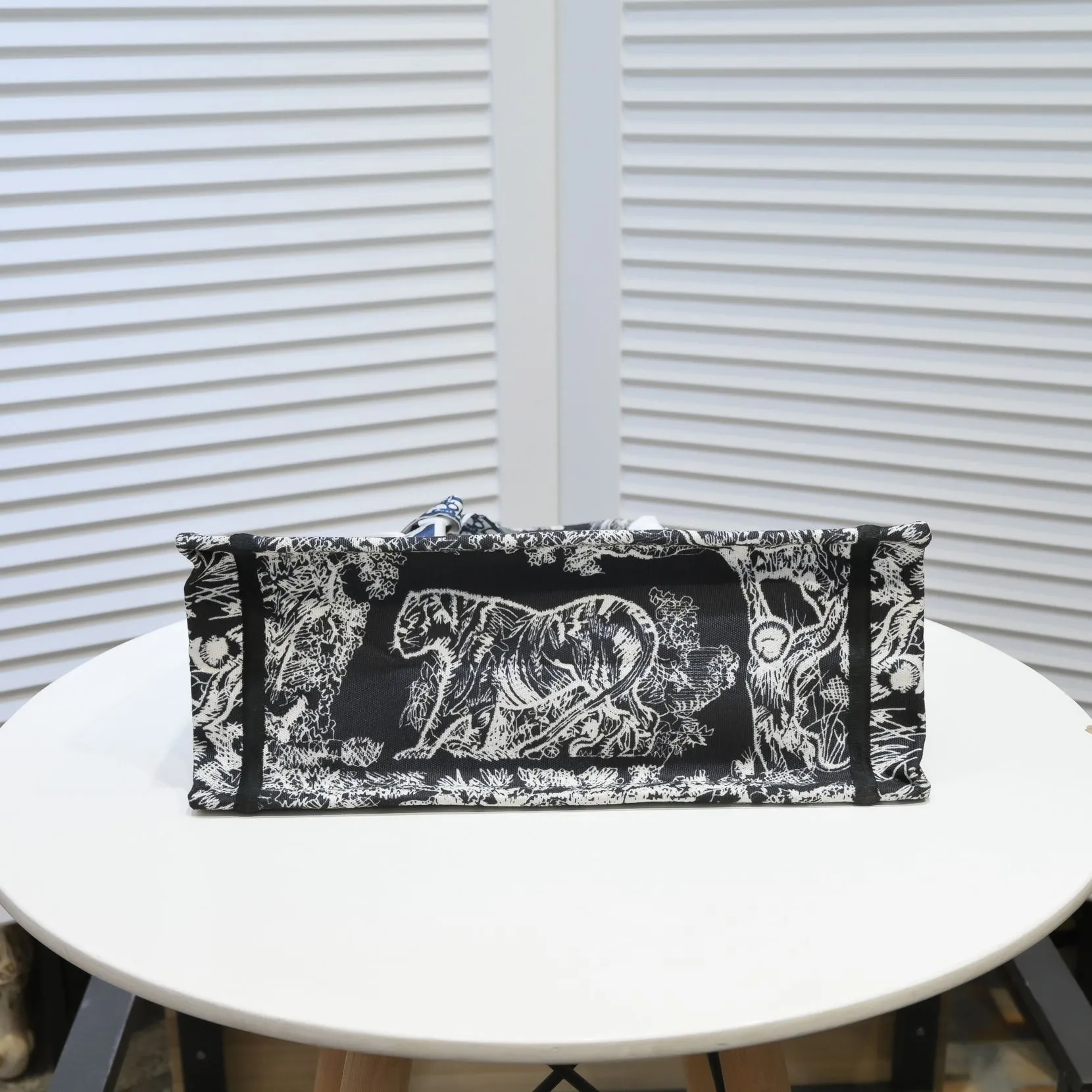 💰340￥Small size with silk scarf and overlock🔜Dior new shopping bag at Dior counter! Counters are updated simultaneously! Limited edition of the same style as the stars! Super stylish! Imported fabric👍high-end quality! Model: 8034 Size: 36*27*16cm