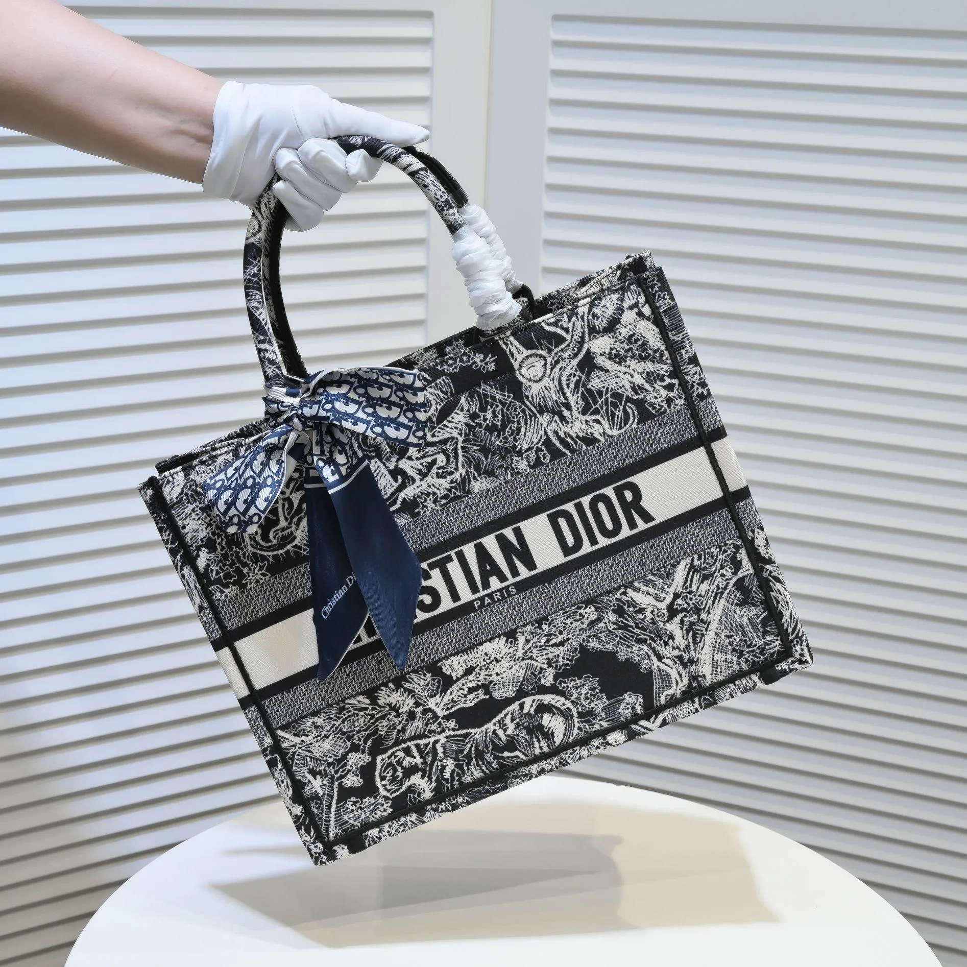 💰340￥Small size with silk scarf and overlock🔜Dior new shopping bag at Dior counter! Counters are updated simultaneously! Limited edition of the same style as the stars! Super stylish! Imported fabric👍high-end quality! Model: 8034 Size: 36*27*16cm