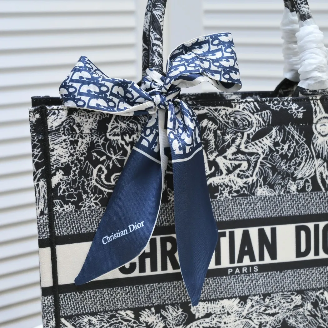 💰340￥Small size with silk scarf and overlock🔜Dior new shopping bag at Dior counter! Counters are updated simultaneously! Limited edition of the same style as the stars! Super stylish! Imported fabric👍high-end quality! Model: 8034 Size: 36*27*16cm