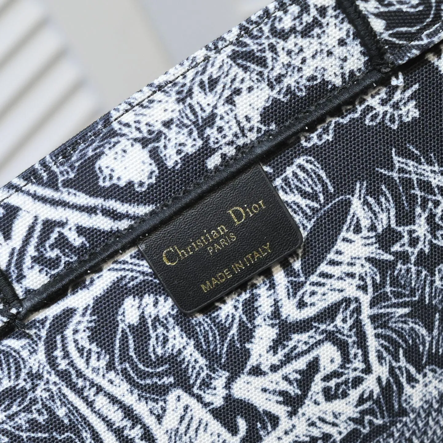 💰340￥Small size with silk scarf and overlock🔜Dior new shopping bag at Dior counter! Counters are updated simultaneously! Limited edition of the same style as the stars! Super stylish! Imported fabric👍high-end quality! Model: 8034 Size: 36*27*16cm