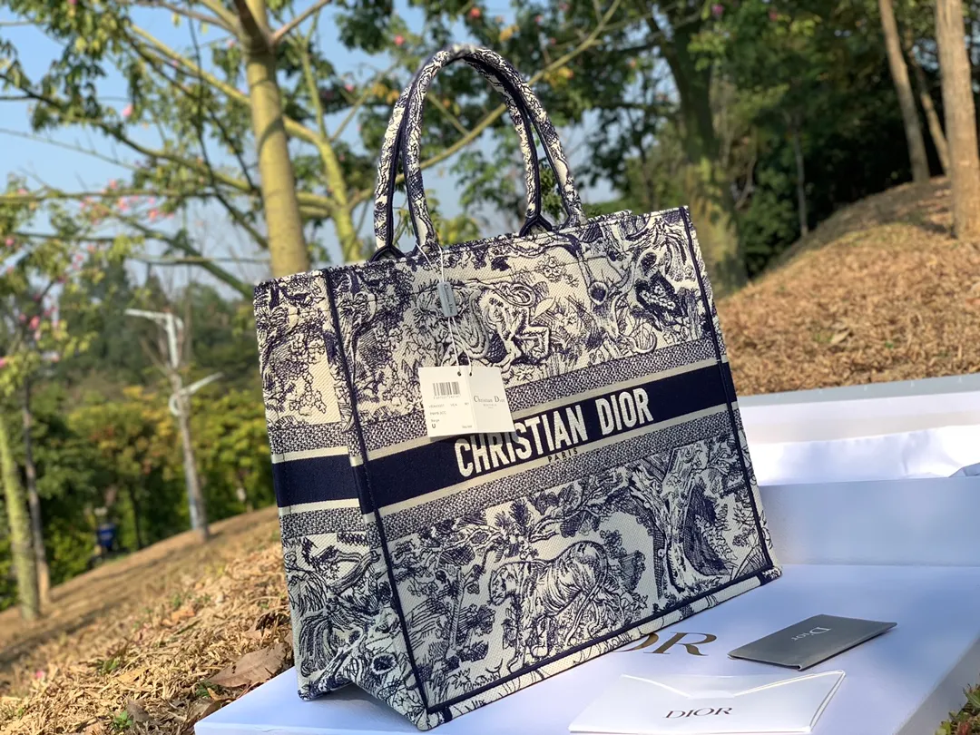 Top upgraded version 💰1560 Dimensions 41.5 x 35 x 18 cm Large This is the kind of one that can be used with any style without any thought! He is really good at pretending! Amazing ability to pretend! Full marks for practicality and good looks! Highly imported original presbyopic fabrics ➕Imported original embroidery craftsmanship, the texture can be seen in the details. Besides, this model has already exceeded the labor price by more than 20,000 yuan, and it is estimated to rise to 30,000 yuan later! You can’t even buy this series if you have money, so hurry up and get it!