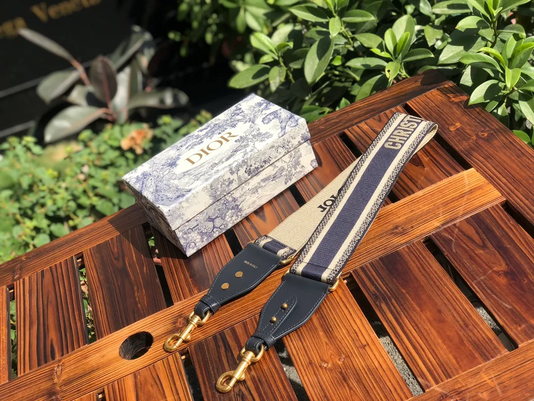 ❗️❗️❗️Free shipping with SF Express for year-end events❗️❗️❗️💰600 Size: 95 cm x 6 cm DIOR* classic blue logo shoulder strap! ! Original factory channels! Imported matte cotton thread embroidery, imported pure copper hardware, handmade craftsmanship! A shoulder strap can sell for nearly RMB 10,000. It is of counter quality and is still valuable even if you sell it second-hand! DIO*R's embroidered shoulder strap is a unique accessory, featuring the "Christian Dior" signature in the center and black cowhide leather outlines on the sides. Comes with vintage gold metal hooks on both ends! ! Not only can it be matched with any DIOR handbag to show your individual style! It can also be paired with other handbags! It can add artistic characteristics to every bag and express an extraordinary aura! !