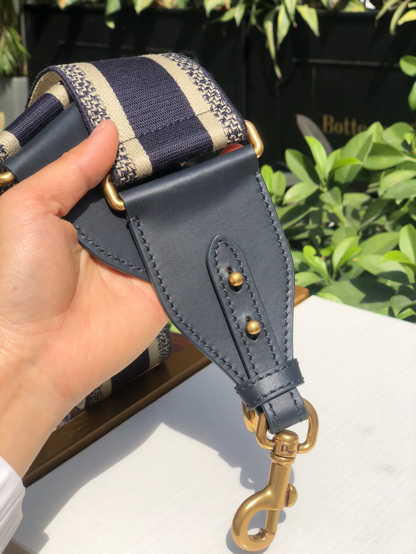 ❗️❗️❗️Free shipping with SF Express for year-end events❗️❗️❗️💰600 Size: 95 cm x 6 cm DIOR* classic blue logo shoulder strap! ! Original factory channels! Imported matte cotton thread embroidery, imported pure copper hardware, handmade craftsmanship! A shoulder strap can sell for nearly RMB 10,000. It is of counter quality and is still valuable even if you sell it second-hand! DIO*R's embroidered shoulder strap is a unique accessory, featuring the "Christian Dior" signature in the center and black cowhide leather outlines on the sides. Comes with vintage gold metal hooks on both ends! ! Not only can it be matched with any DIOR handbag to show your individual style! It can also be paired with other handbags! It can add artistic characteristics to every bag and express an extraordinary aura! !