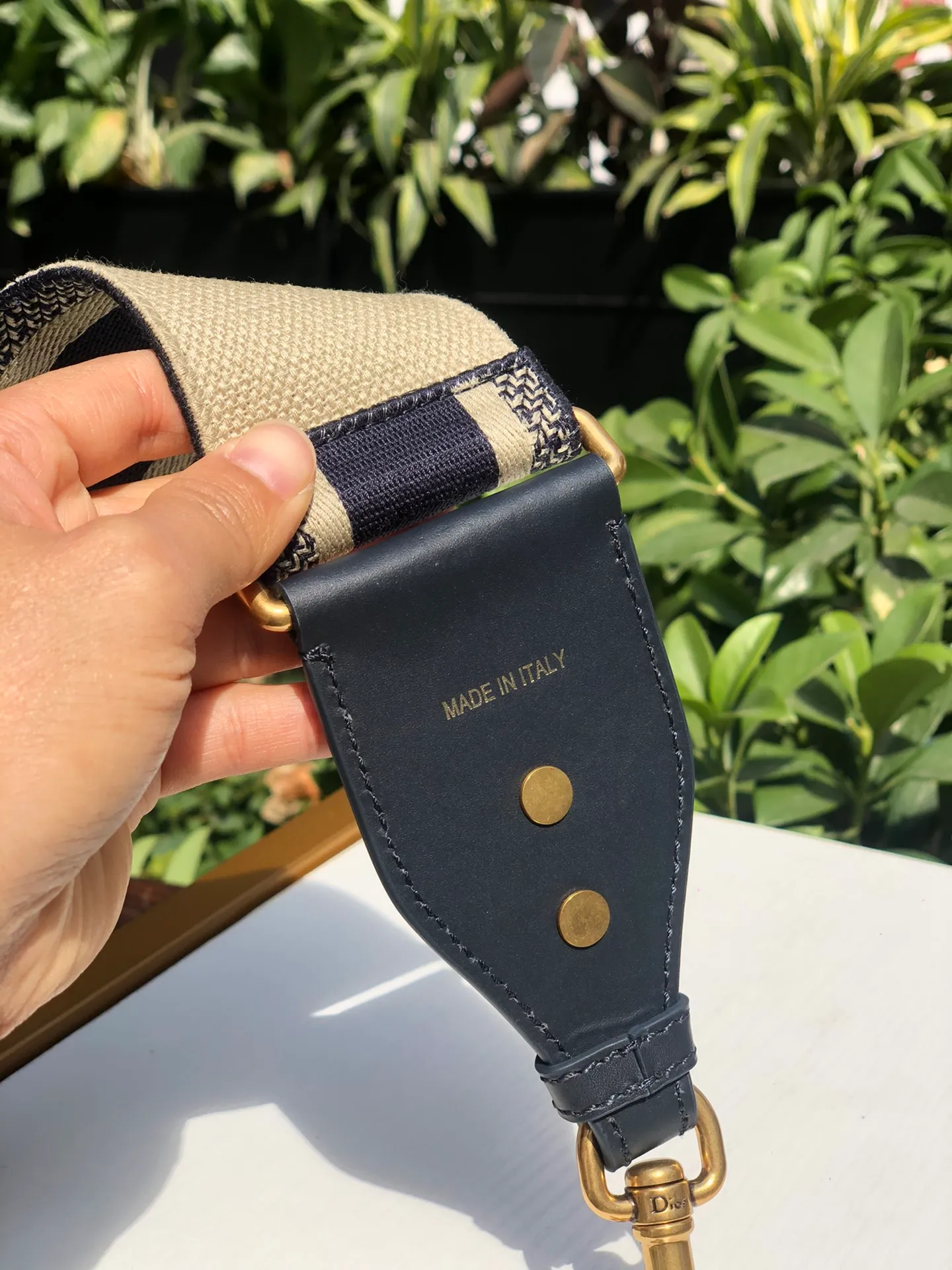 ❗️❗️❗️Free shipping with SF Express for year-end events❗️❗️❗️💰600 Size: 95 cm x 6 cm DIOR* classic blue logo shoulder strap! ! Original factory channels! Imported matte cotton thread embroidery, imported pure copper hardware, handmade craftsmanship! A shoulder strap can sell for nearly RMB 10,000. It is of counter quality and is still valuable even if you sell it second-hand! DIO*R's embroidered shoulder strap is a unique accessory, featuring the "Christian Dior" signature in the center and black cowhide leather outlines on the sides. Comes with vintage gold metal hooks on both ends! ! Not only can it be matched with any DIOR handbag to show your individual style! It can also be paired with other handbags! It can add artistic characteristics to every bag and express an extraordinary aura! !