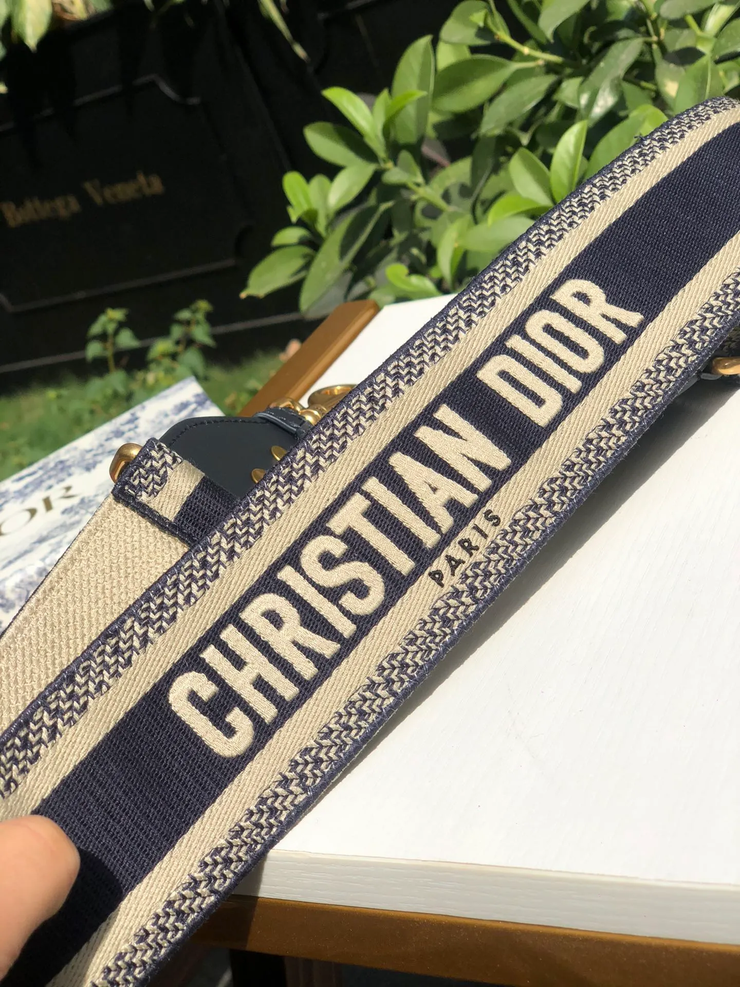 ❗️❗️❗️Free shipping with SF Express for year-end events❗️❗️❗️💰600 Size: 95 cm x 6 cm DIOR* classic blue logo shoulder strap! ! Original factory channels! Imported matte cotton thread embroidery, imported pure copper hardware, handmade craftsmanship! A shoulder strap can sell for nearly RMB 10,000. It is of counter quality and is still valuable even if you sell it second-hand! DIO*R's embroidered shoulder strap is a unique accessory, featuring the "Christian Dior" signature in the center and black cowhide leather outlines on the sides. Comes with vintage gold metal hooks on both ends! ! Not only can it be matched with any DIOR handbag to show your individual style! It can also be paired with other handbags! It can add artistic characteristics to every bag and express an extraordinary aura! !