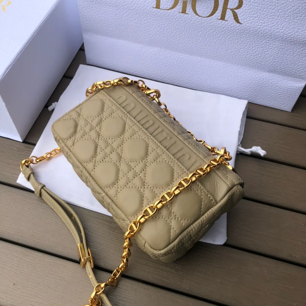❗️❗️❗️Free shipping with SF Express for year-end events❗️❗️❗️💰1800 Size: 20×12×7cm Specially available from Dior overseas channel resources❗️This Dior caro handbag combines elegance and modern style. Crafted from supple cow leather with cannage pattern topstitching. The flip cover is decorated with a metal knob-style "CD" clasp with an antique gold finish, and is paired with a detachable "CD" logo chain shoulder strap, which can be carried by hand, shoulder or cross-body. It can be replaced with an embroidered wide shoulder strap to embellish daily looks or add a bright finishing touch to evening wear.