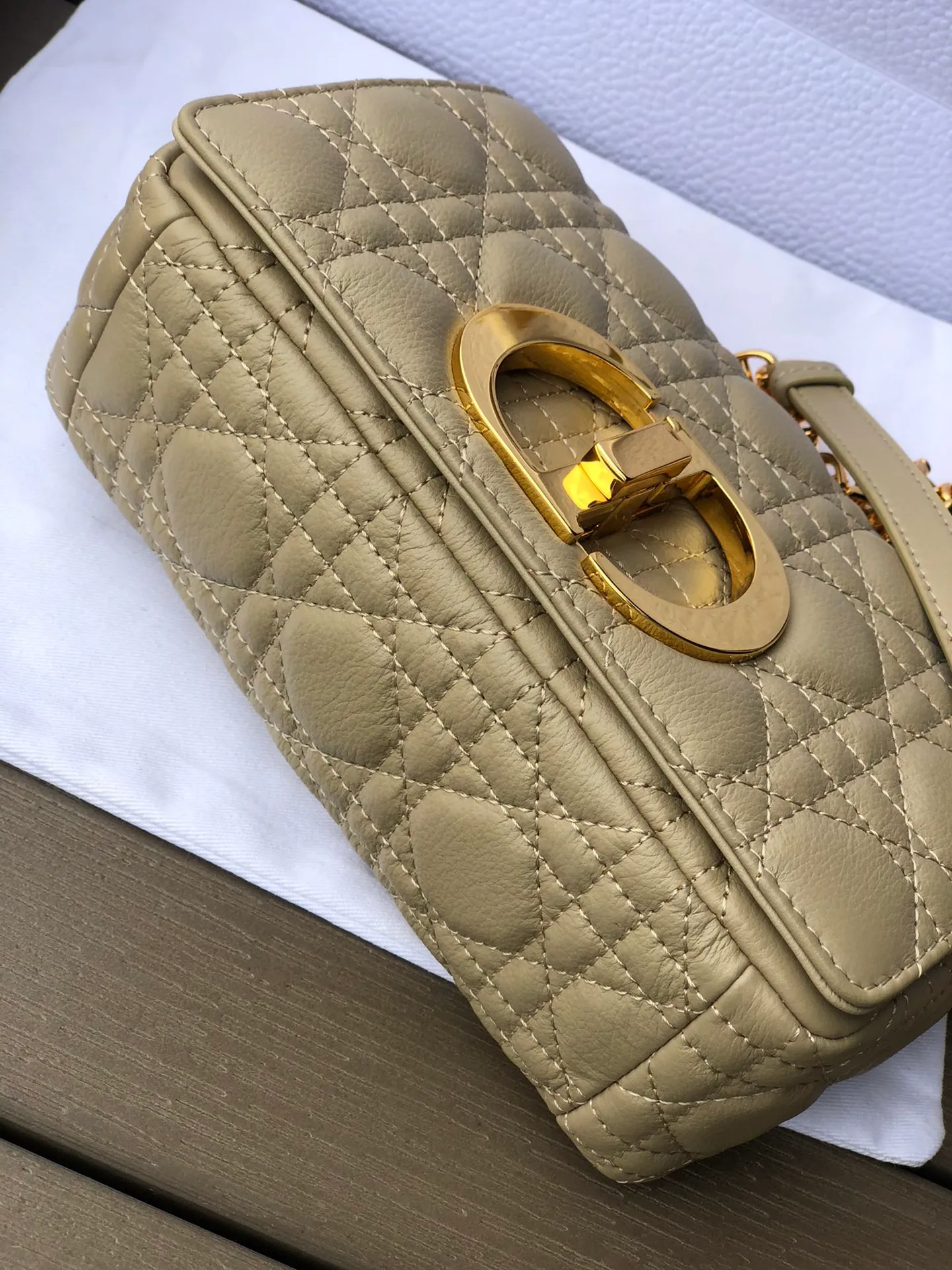 ❗️❗️❗️Free shipping with SF Express for year-end events❗️❗️❗️💰1800 Size: 20×12×7cm Specially available from Dior overseas channel resources❗️This Dior caro handbag combines elegance and modern style. Crafted from supple cow leather with cannage pattern topstitching. The flip cover is decorated with a metal knob-style "CD" clasp with an antique gold finish, and is paired with a detachable "CD" logo chain shoulder strap, which can be carried by hand, shoulder or cross-body. It can be replaced with an embroidered wide shoulder strap to embellish daily looks or add a bright finishing touch to evening wear.