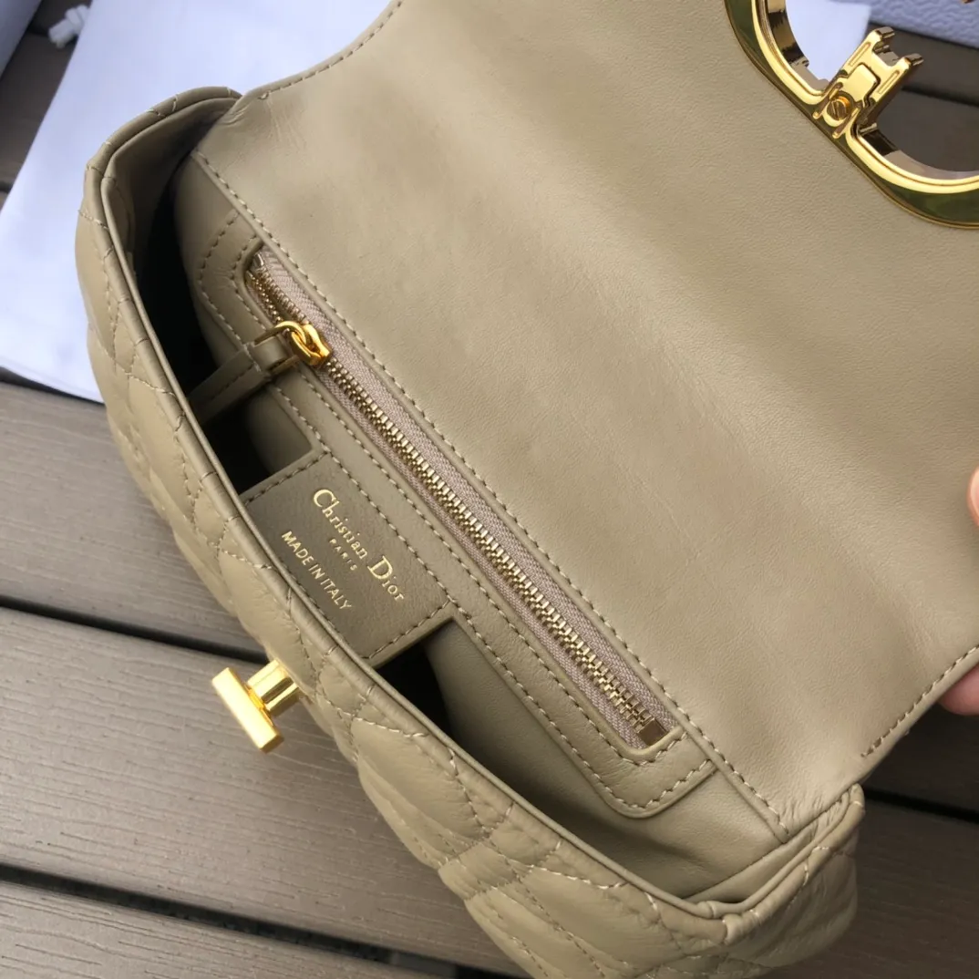 ❗️❗️❗️Free shipping with SF Express for year-end events❗️❗️❗️💰1800 Size: 20×12×7cm Specially available from Dior overseas channel resources❗️This Dior caro handbag combines elegance and modern style. Crafted from supple cow leather with cannage pattern topstitching. The flip cover is decorated with a metal knob-style "CD" clasp with an antique gold finish, and is paired with a detachable "CD" logo chain shoulder strap, which can be carried by hand, shoulder or cross-body. It can be replaced with an embroidered wide shoulder strap to embellish daily looks or add a bright finishing touch to evening wear.