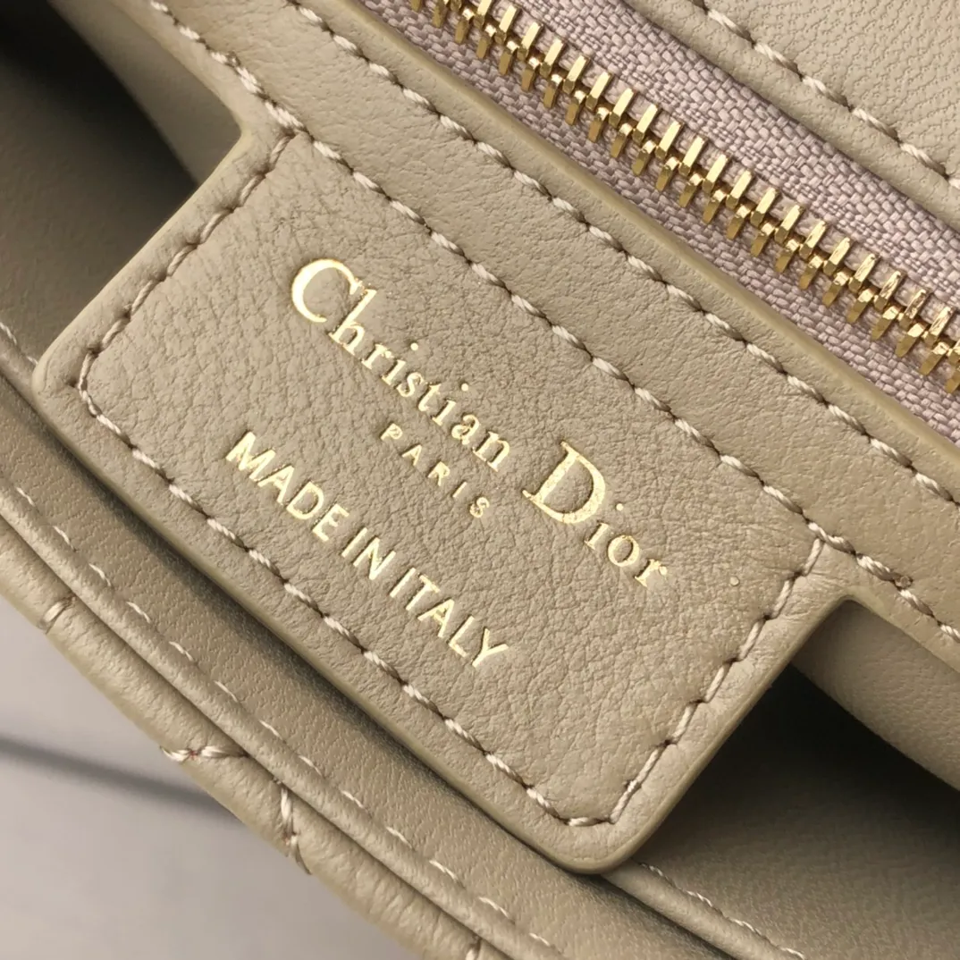 ❗️❗️❗️Free shipping with SF Express for year-end events❗️❗️❗️💰1800 Size: 20×12×7cm Specially available from Dior overseas channel resources❗️This Dior caro handbag combines elegance and modern style. Crafted from supple cow leather with cannage pattern topstitching. The flip cover is decorated with a metal knob-style "CD" clasp with an antique gold finish, and is paired with a detachable "CD" logo chain shoulder strap, which can be carried by hand, shoulder or cross-body. It can be replaced with an embroidered wide shoulder strap to embellish daily looks or add a bright finishing touch to evening wear.