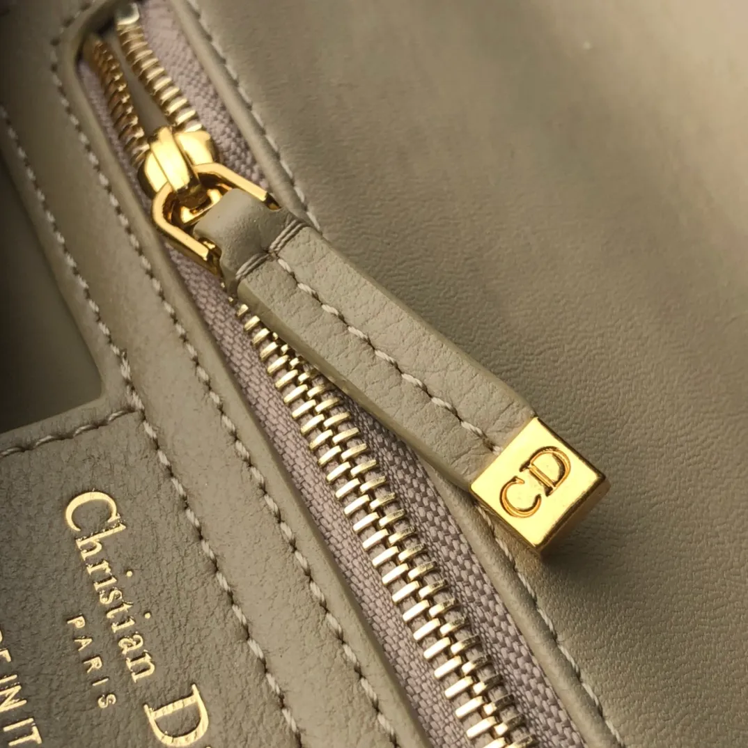 ❗️❗️❗️Free shipping with SF Express for year-end events❗️❗️❗️💰1800 Size: 20×12×7cm Specially available from Dior overseas channel resources❗️This Dior caro handbag combines elegance and modern style. Crafted from supple cow leather with cannage pattern topstitching. The flip cover is decorated with a metal knob-style "CD" clasp with an antique gold finish, and is paired with a detachable "CD" logo chain shoulder strap, which can be carried by hand, shoulder or cross-body. It can be replaced with an embroidered wide shoulder strap to embellish daily looks or add a bright finishing touch to evening wear.