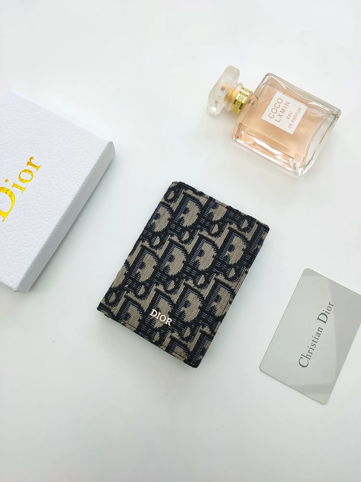 ￥100💰Dior bi-fold card holder is practical and exquisite🌹and beautiful in appearance. Style No.: 138 Crafted in Oblique printed fabric on the outside and black calfskin on the inside respectively⚡highlighting Dior’s savoir-faire. There are three card slots on each side and two compartments for cash and receipts. Size:8.2*11.2cm