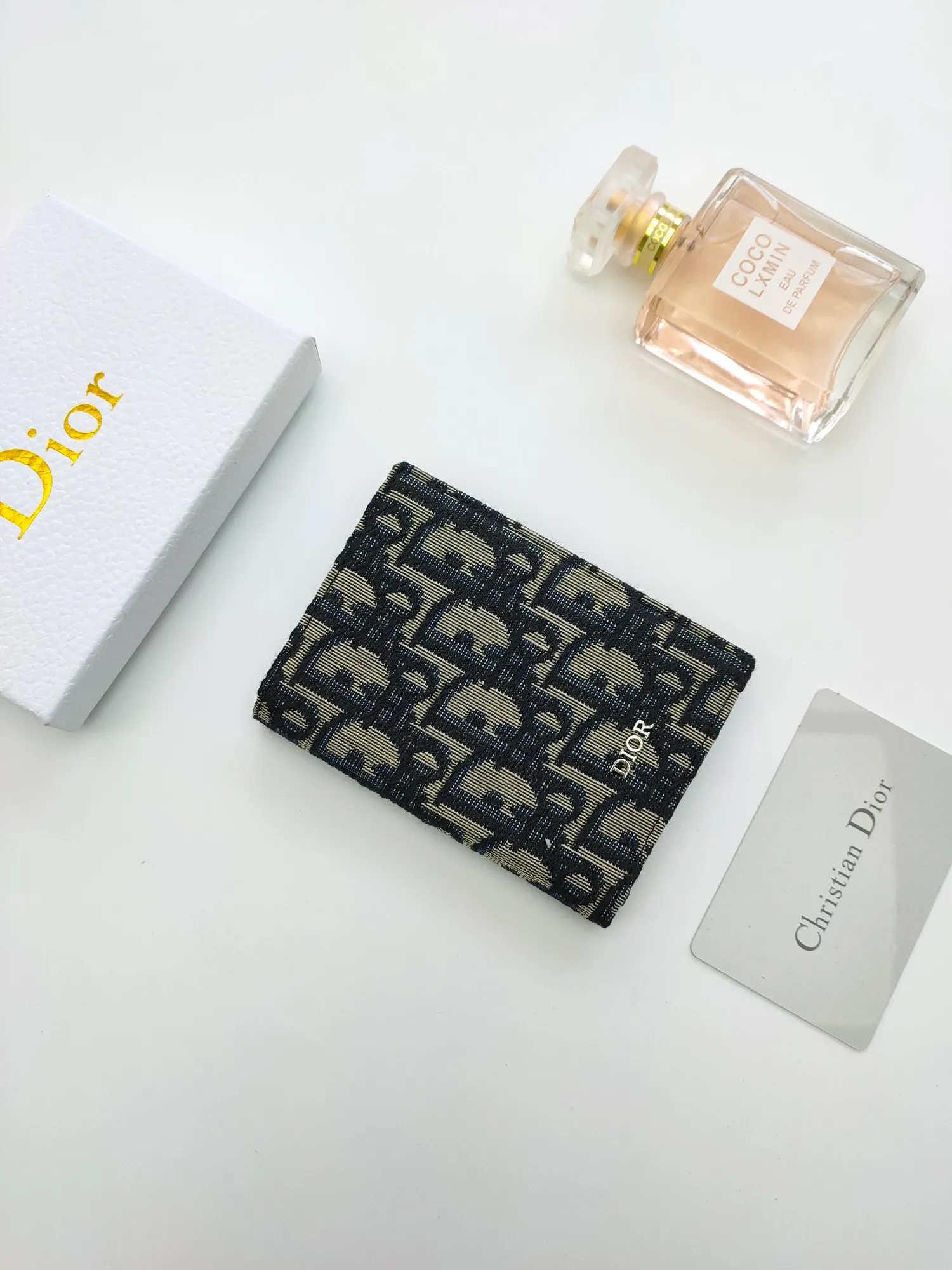 ￥100💰Dior bi-fold card holder is practical and exquisite🌹and beautiful in appearance. Style No.: 138 Crafted in Oblique printed fabric on the outside and black calfskin on the inside respectively⚡highlighting Dior’s savoir-faire. There are three card slots on each side and two compartments for cash and receipts. Size:8.2*11.2cm